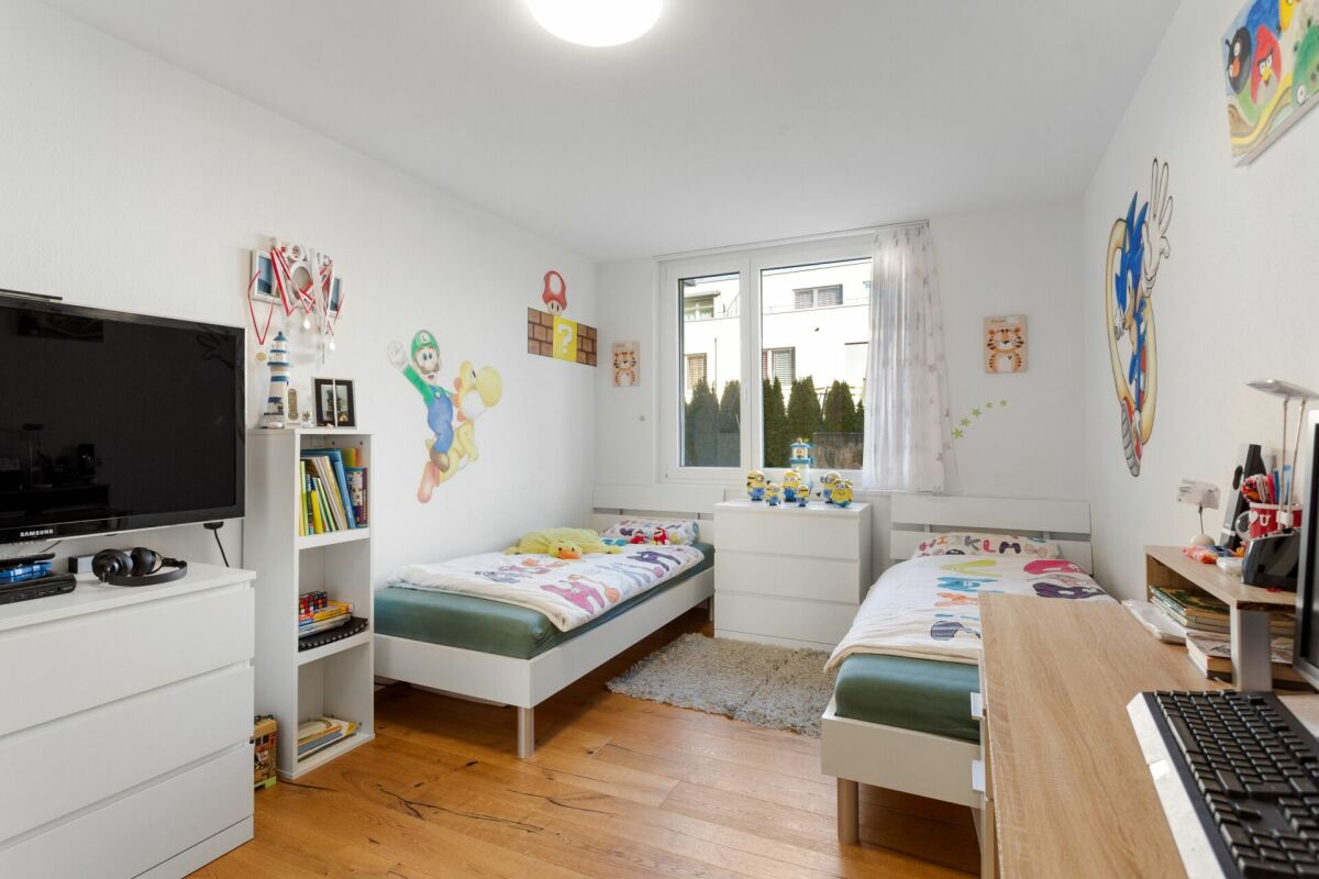 Kinderzimmer mit zwei Einzelbetten