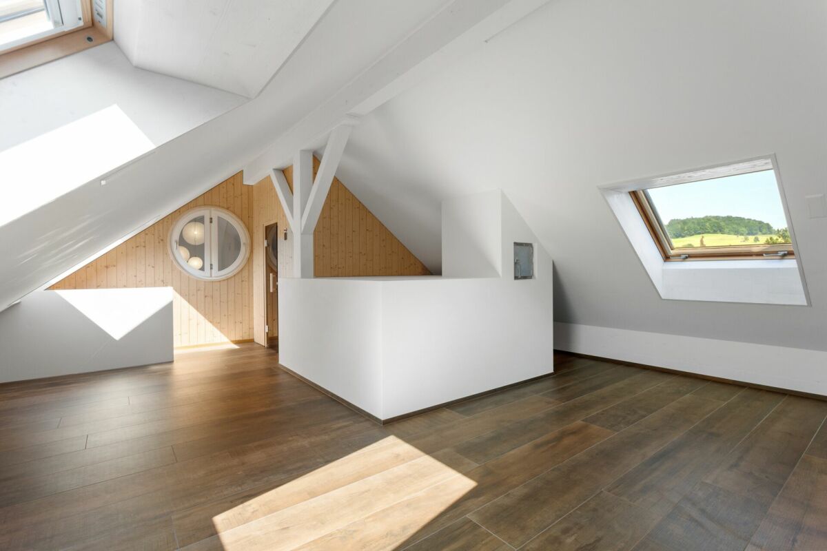 Heller Dachraum mit Velux-Fenstern