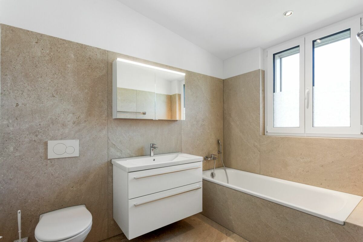 Modernes Badezimmer mit Badewanne und Waschtisch