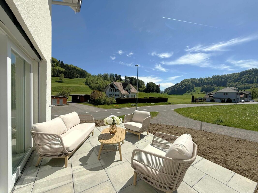 Terrasse mit Sitzgruppe und Bergblick