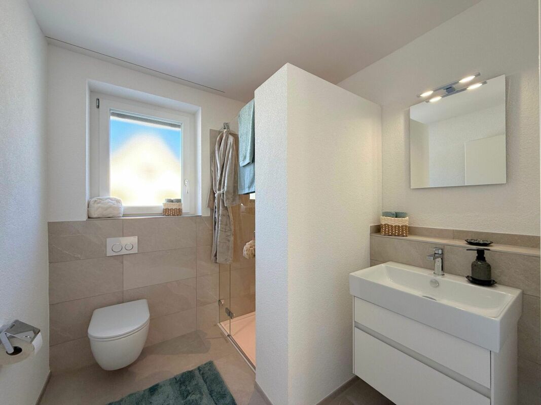 Modernes Badezimmer mit WC und Waschtisch