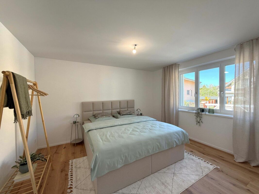 Helles Schlafzimmer mit Doppelbett
