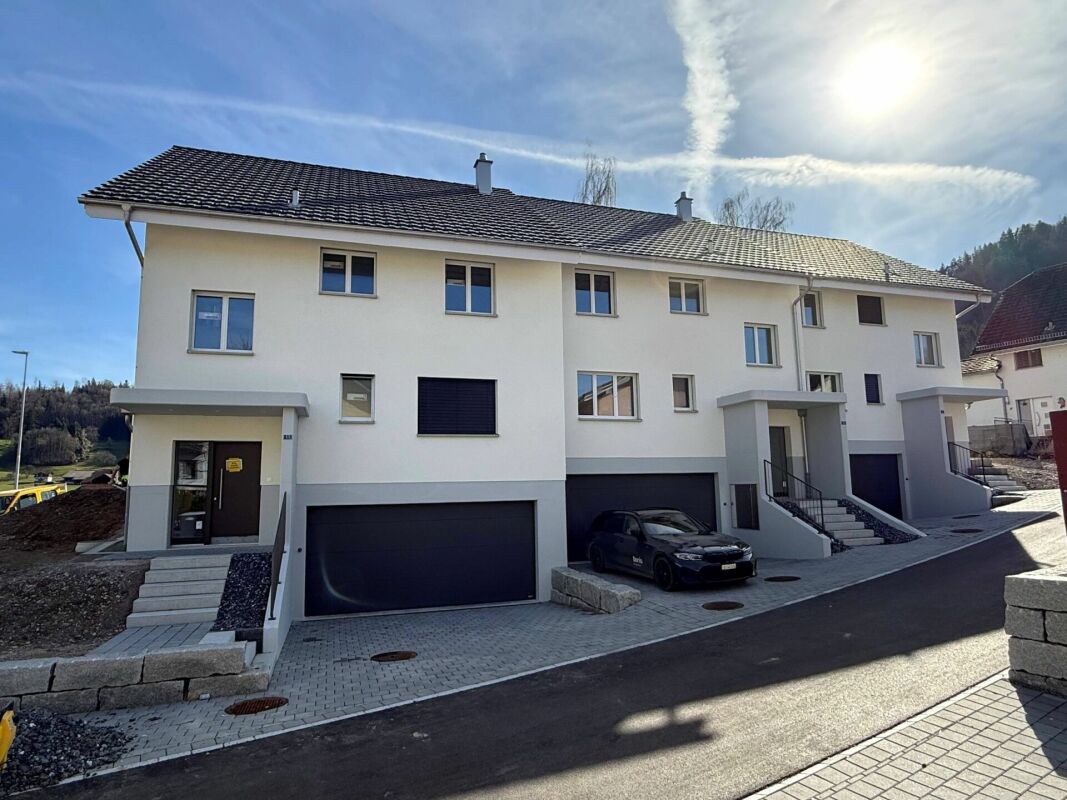 Modernes Mehrfamilienhaus mit Garagen