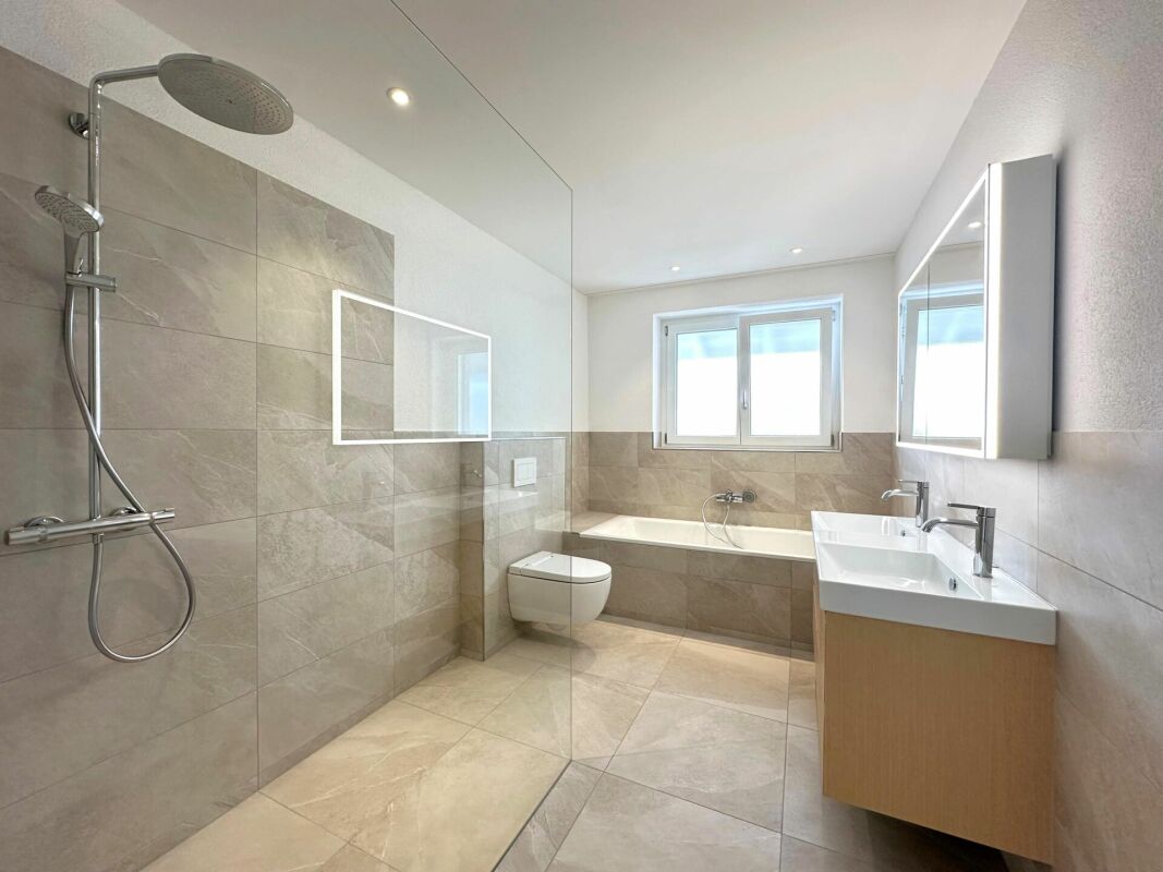Modernes Badezimmer mit Walk-in-Dusche und Badewanne
