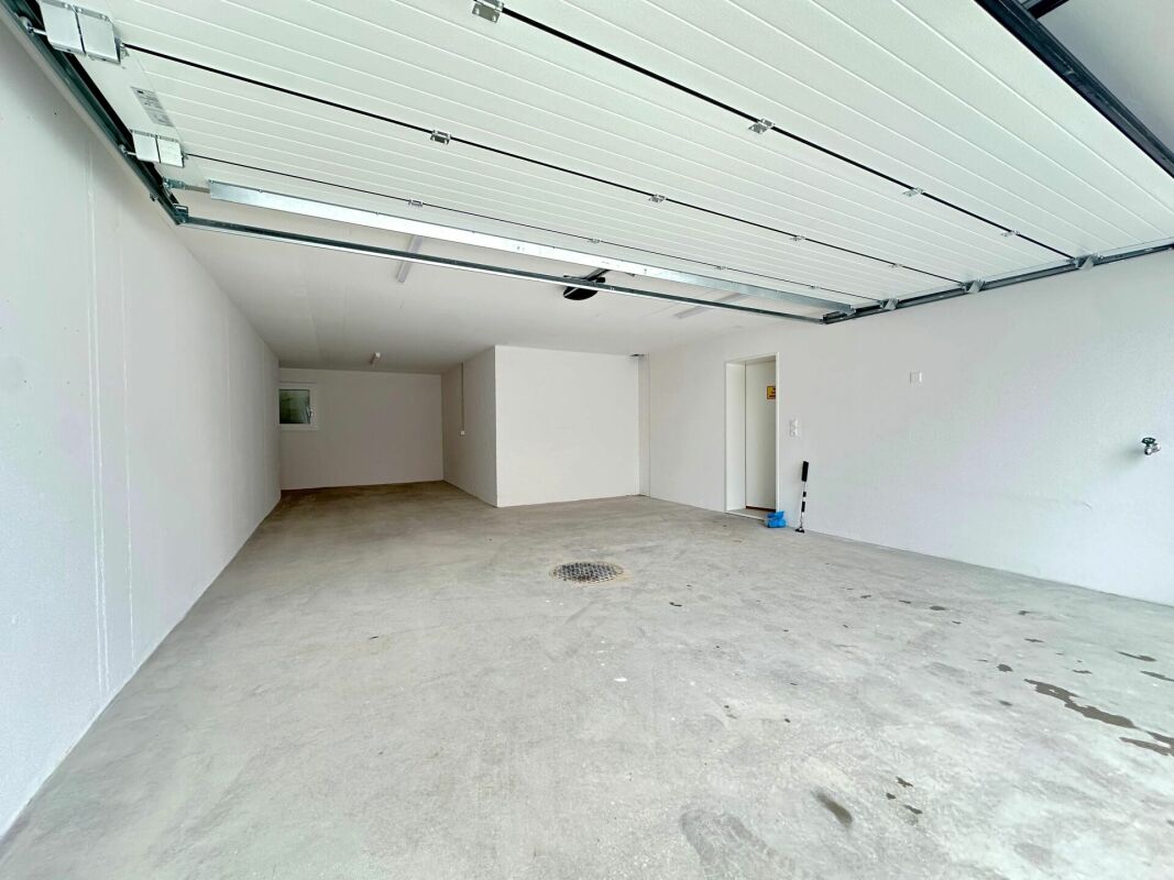 Leere Garage mit Betonboden