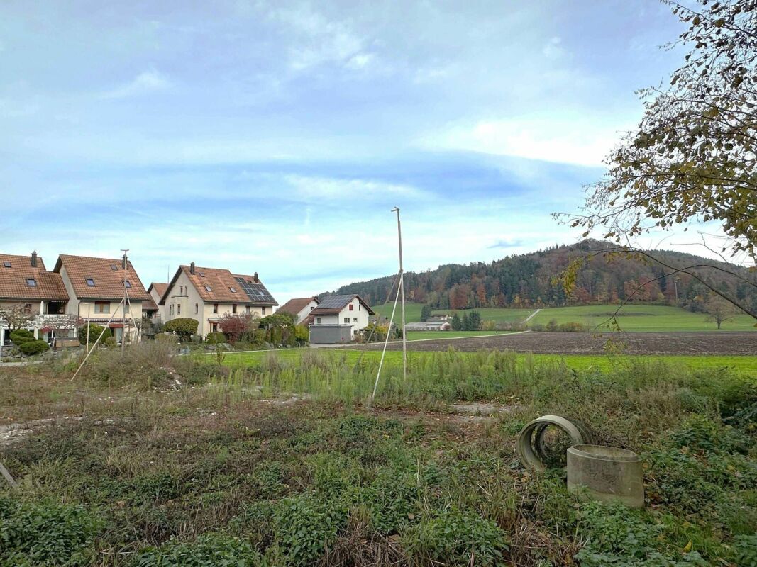 Ländliche Wohnlage mit freiem Blick über Wiesen und Hügel