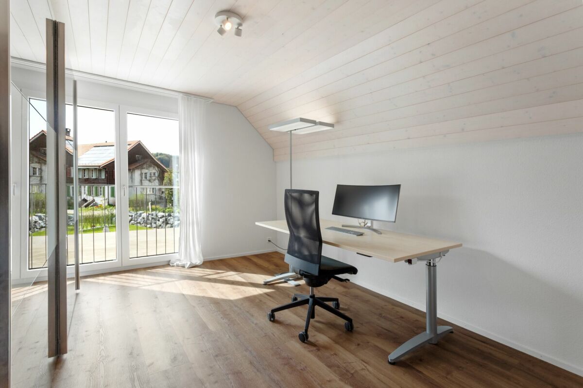 Helles Arbeitszimmer mit Dachschräge