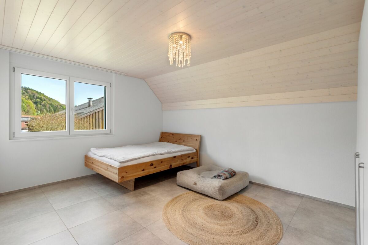 Schlichtes Schlafzimmer mit Dachschräge