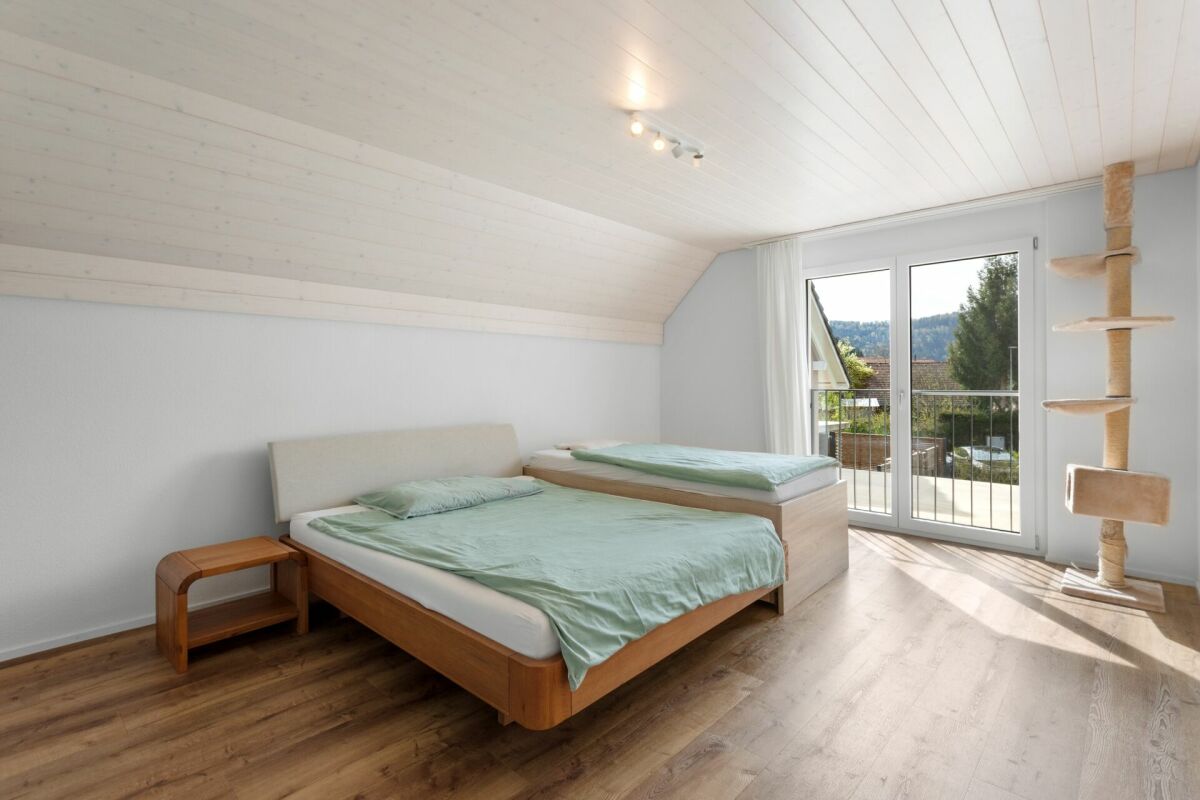 Helles Schlafzimmer mit Balkonblick