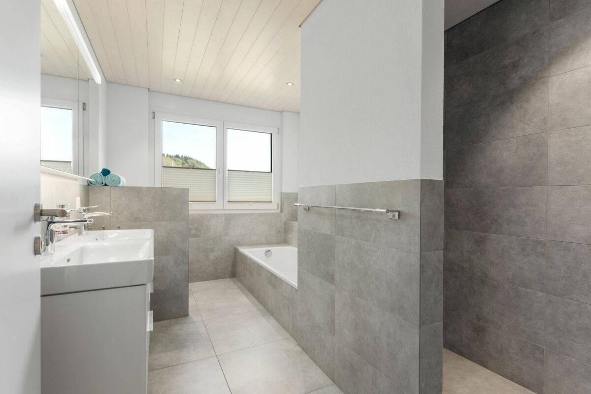 Modernes Badezimmer mit Badewanne und Doppelwaschbecken