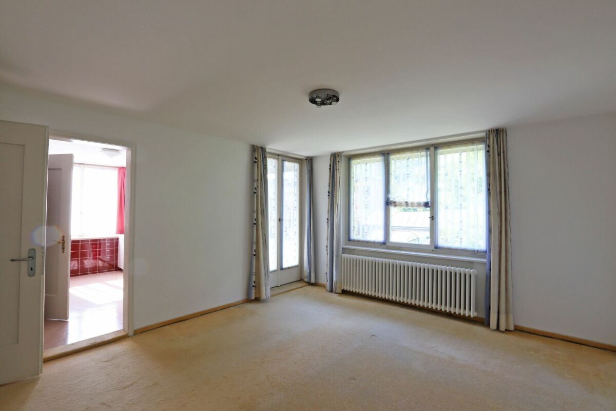 Leeres Wohn- oder Schlafzimmer mit Fenstern