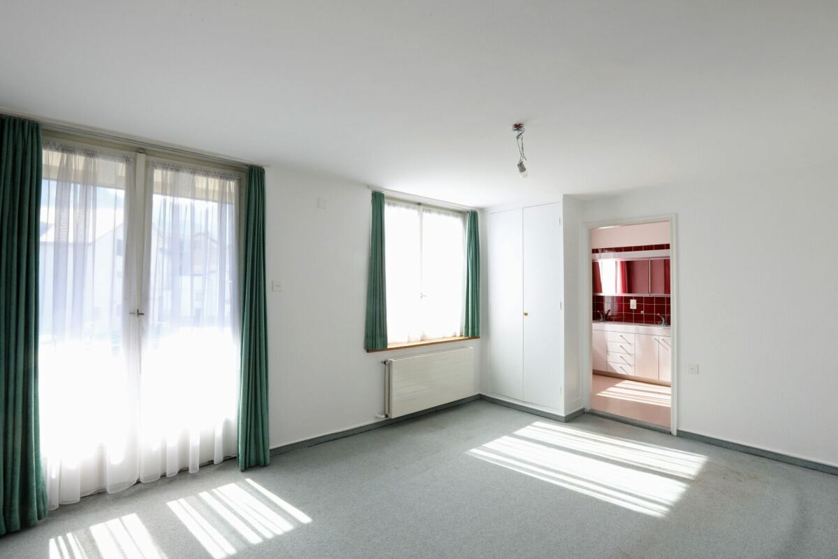 Heller leerer Wohnraum mit Blick in die Küche