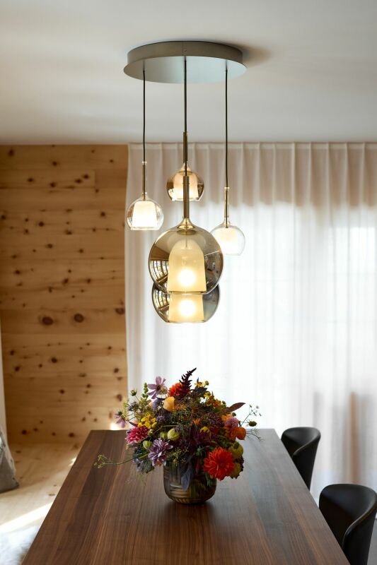Essbereich mit Pendelleuchte und Blumenarrangement
