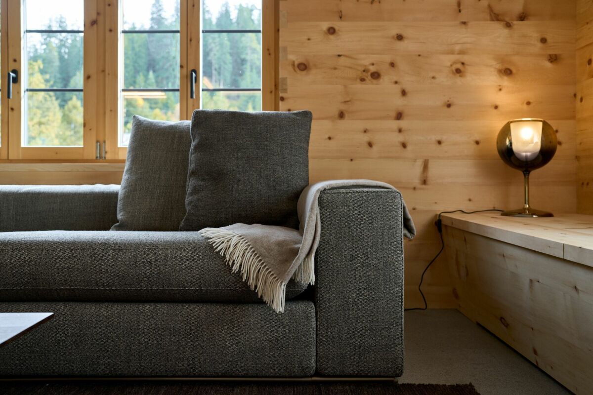 Gemütlicher Holz-Innenraum mit Sofa und Fenster