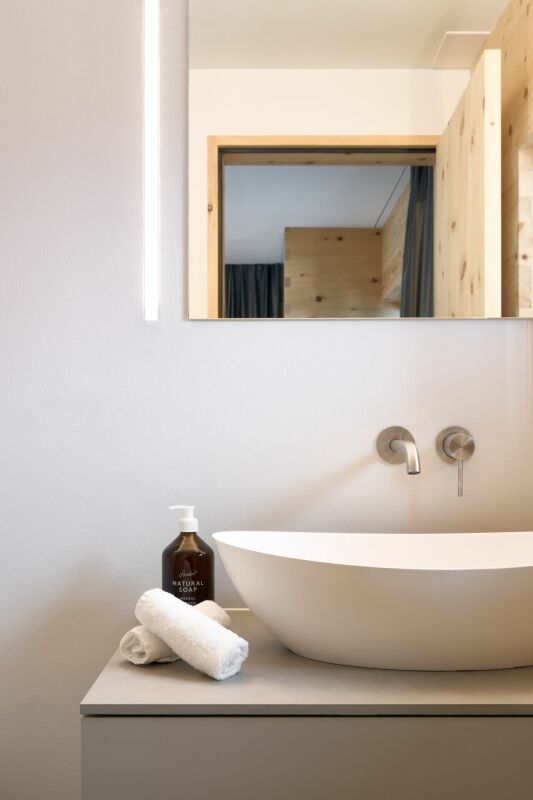 Modernes Bad mit Aufsatzwaschbecken