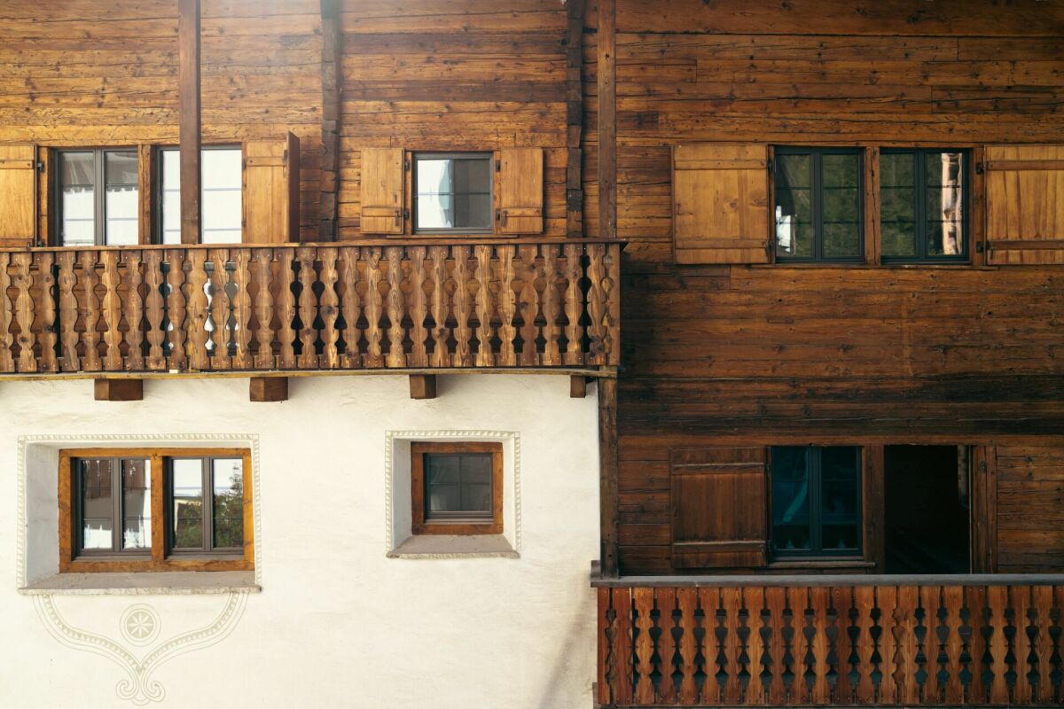 Alpenfassade mit Holzbalkonen