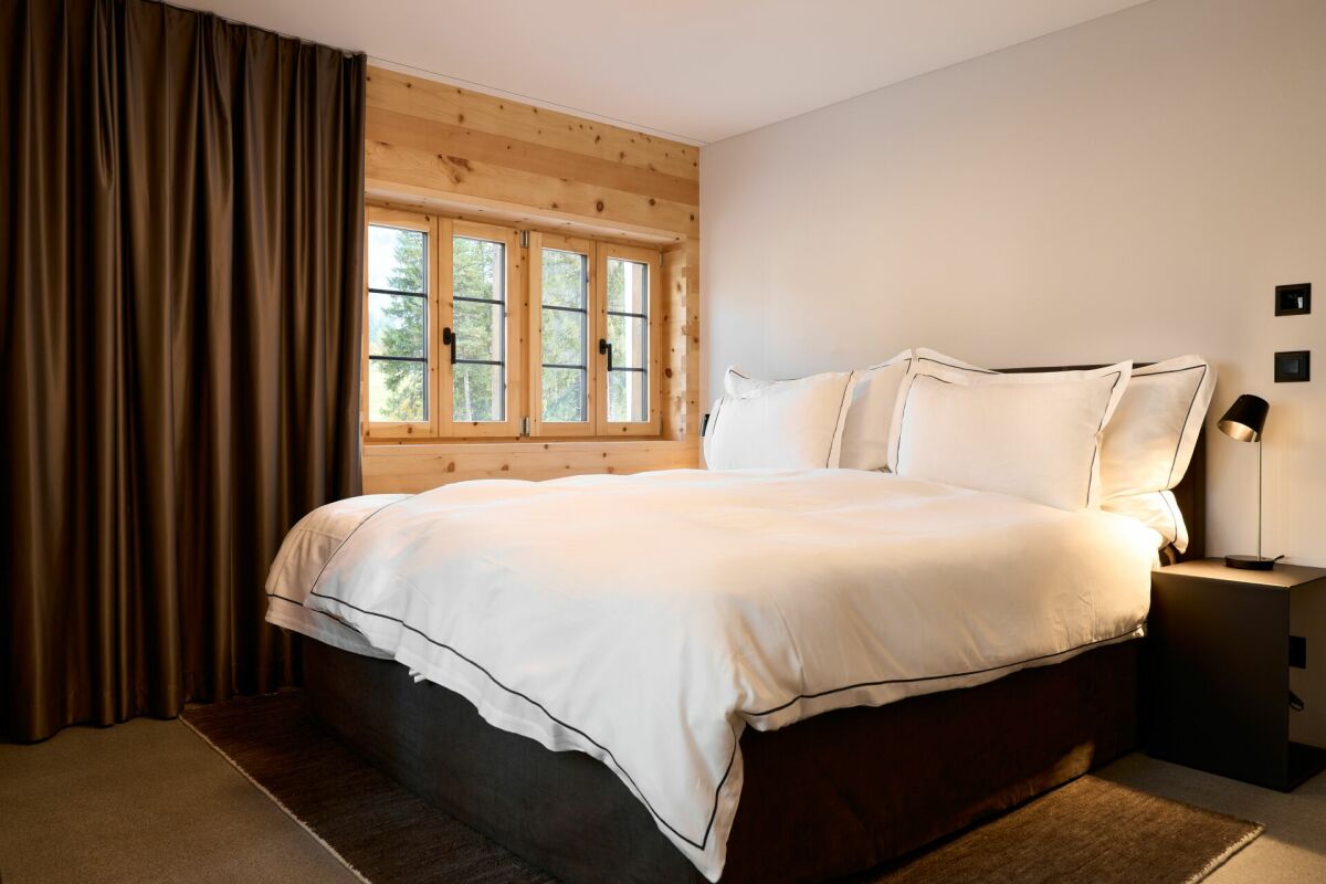Gemütliches Schlafzimmer mit Holzfenster