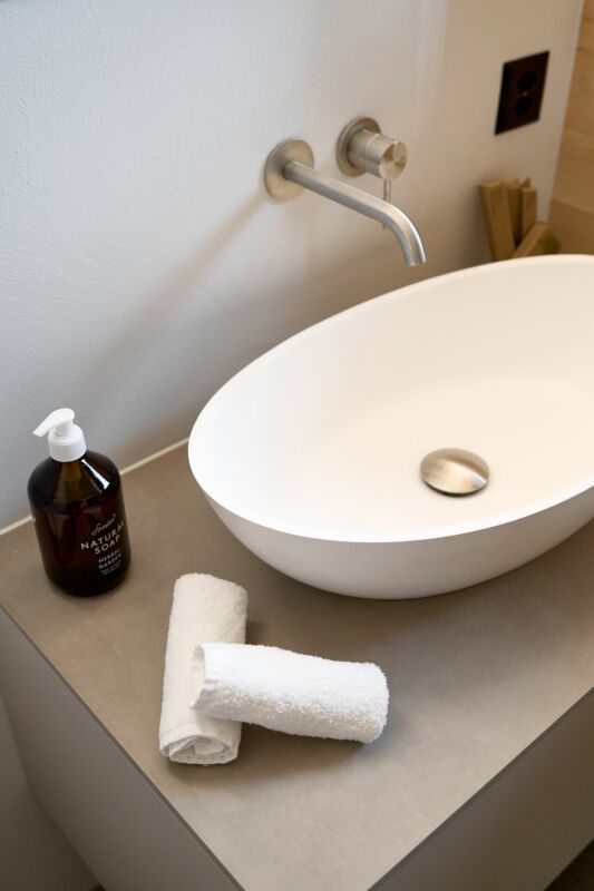 Modernes Gäste-Bad mit Aufsatzwaschbecken