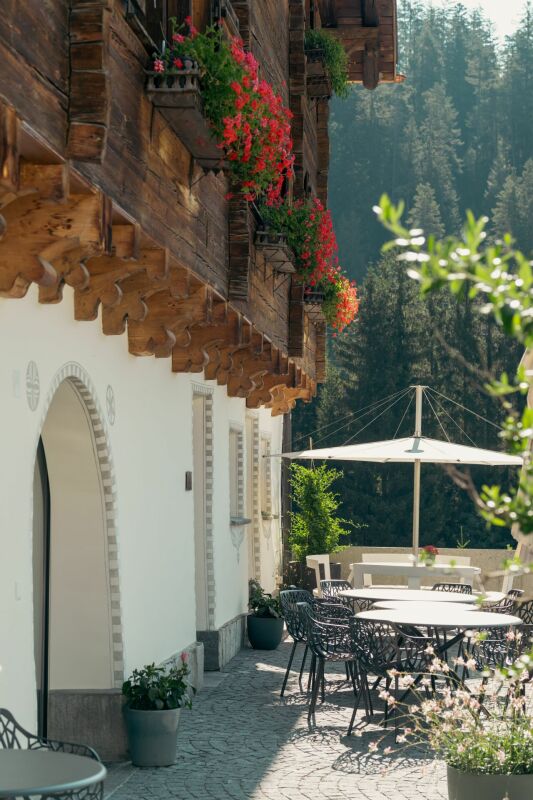 Terrasse eines alpinen Hauses mit Blumenschmuck
