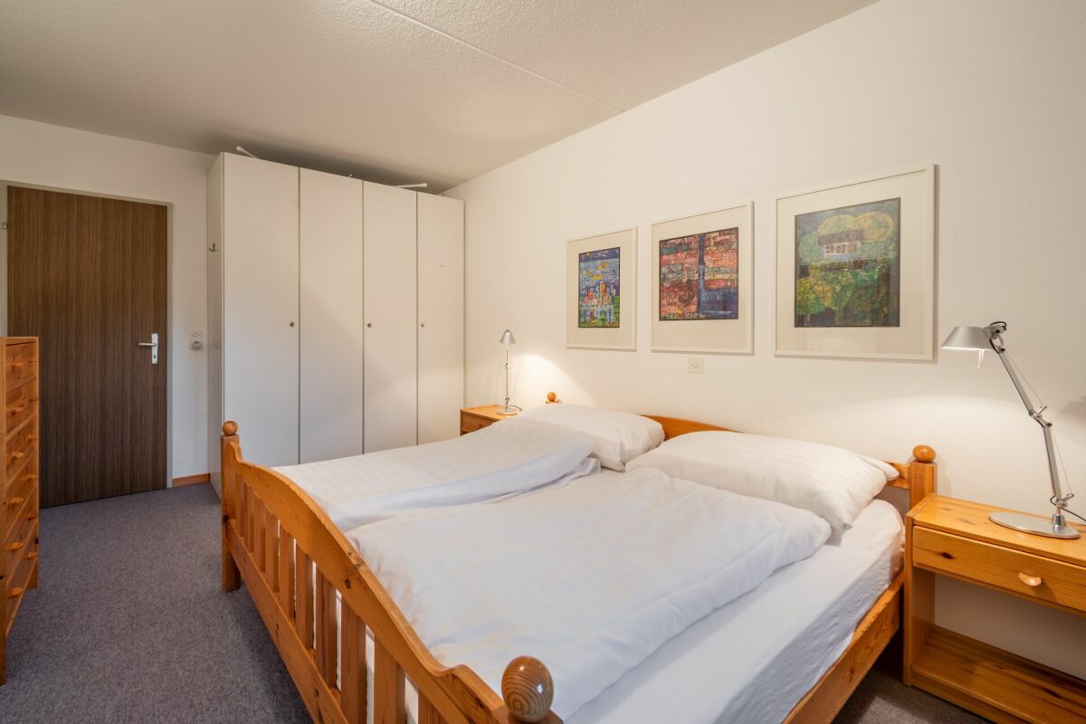Helles Schlafzimmer mit Doppelbett und Kleiderschrank