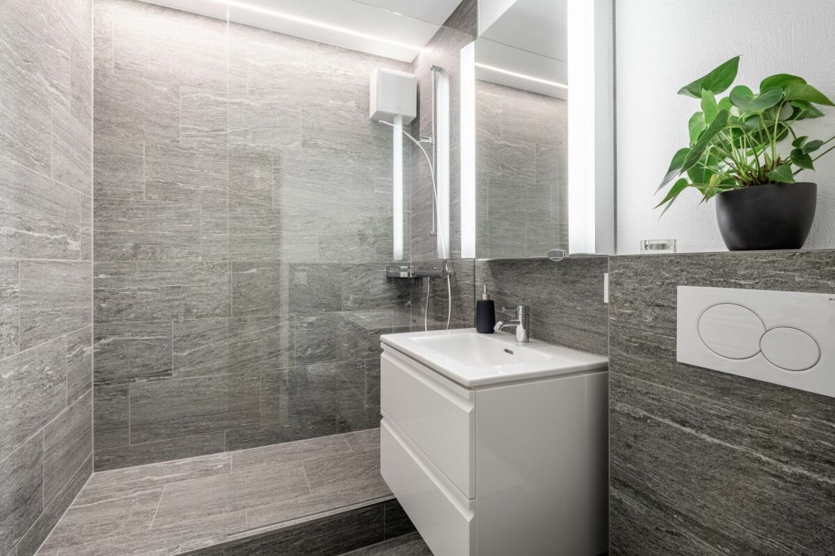 Modernes Badezimmer mit grauer Steinoptik und Waschtisch