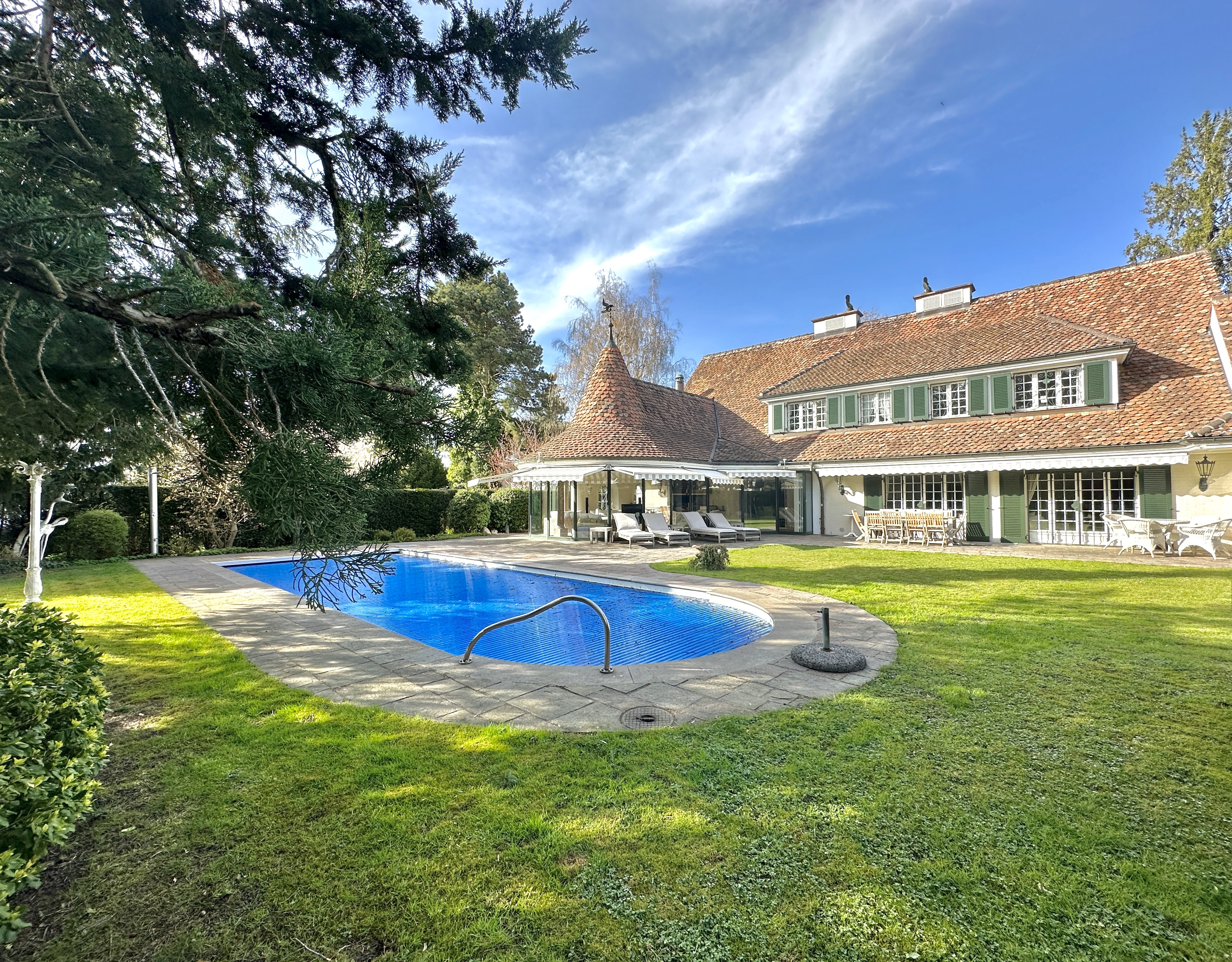 Grosszügiges Wohnen in Landhausvilla mit Sauna, Gym Aussenpool – Binningen