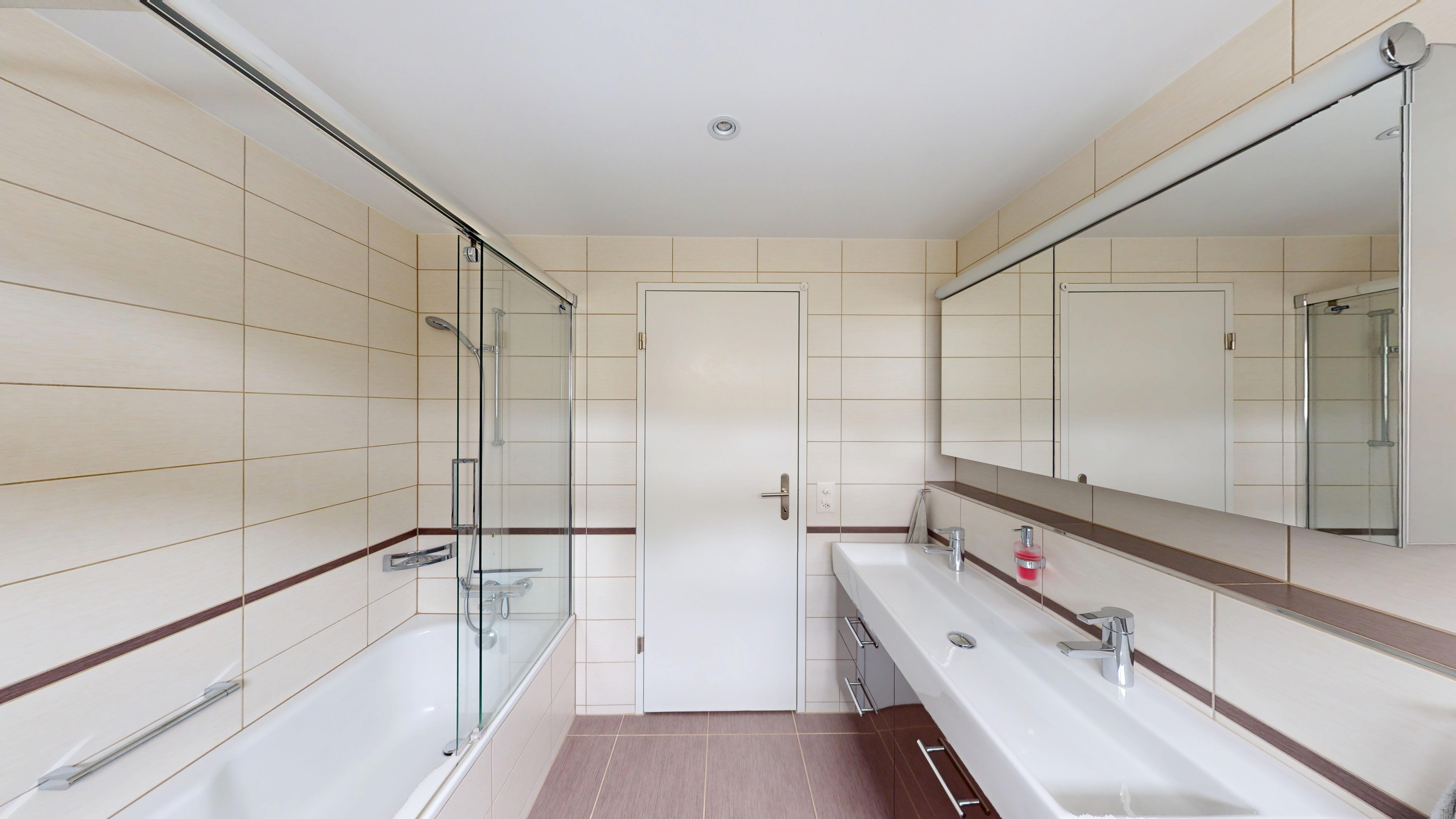Modernes Badezimmer mit Badewanne und Doppelwaschbecken