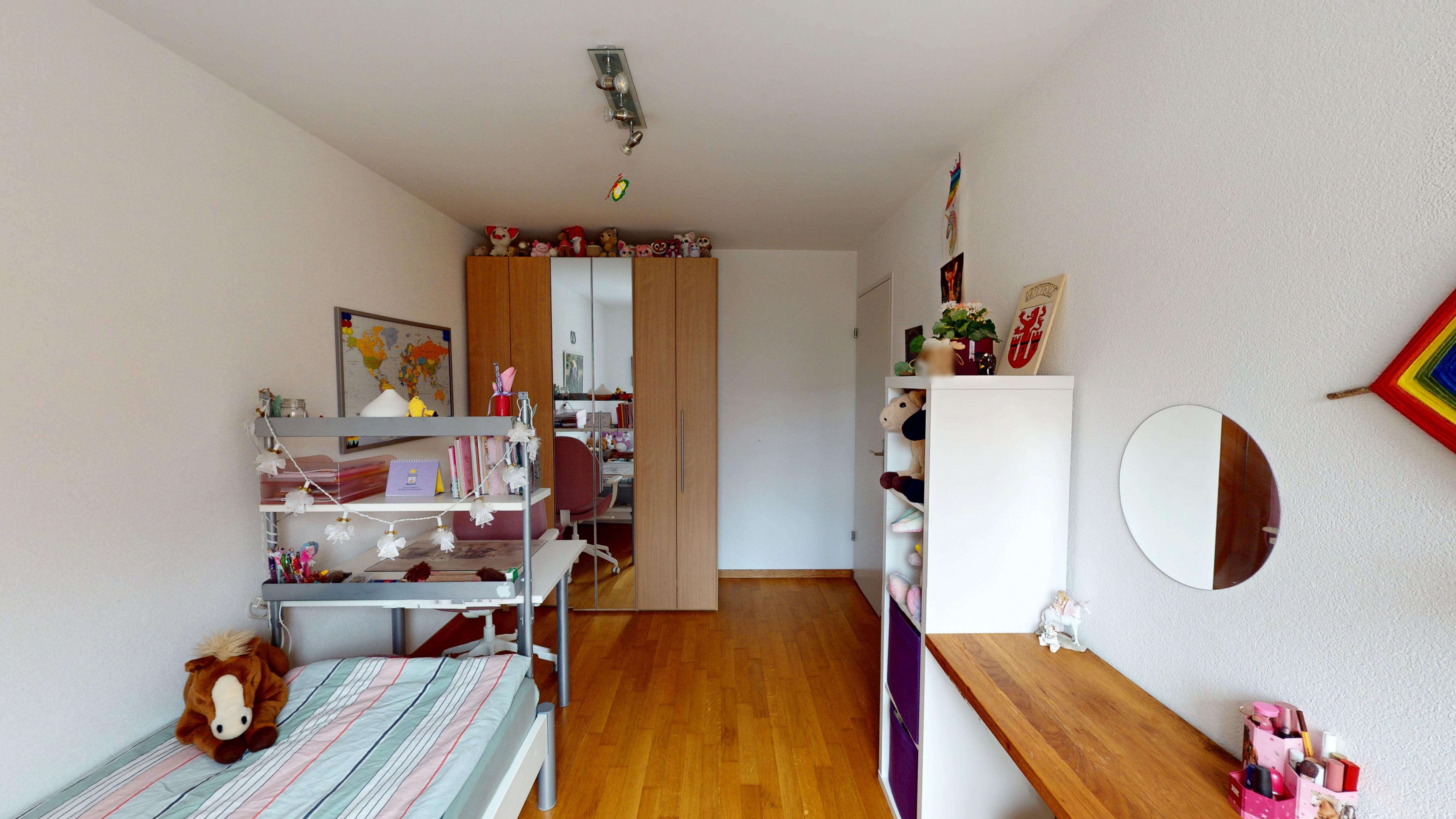 Kinderzimmer mit Einzelbett und Stauraum
