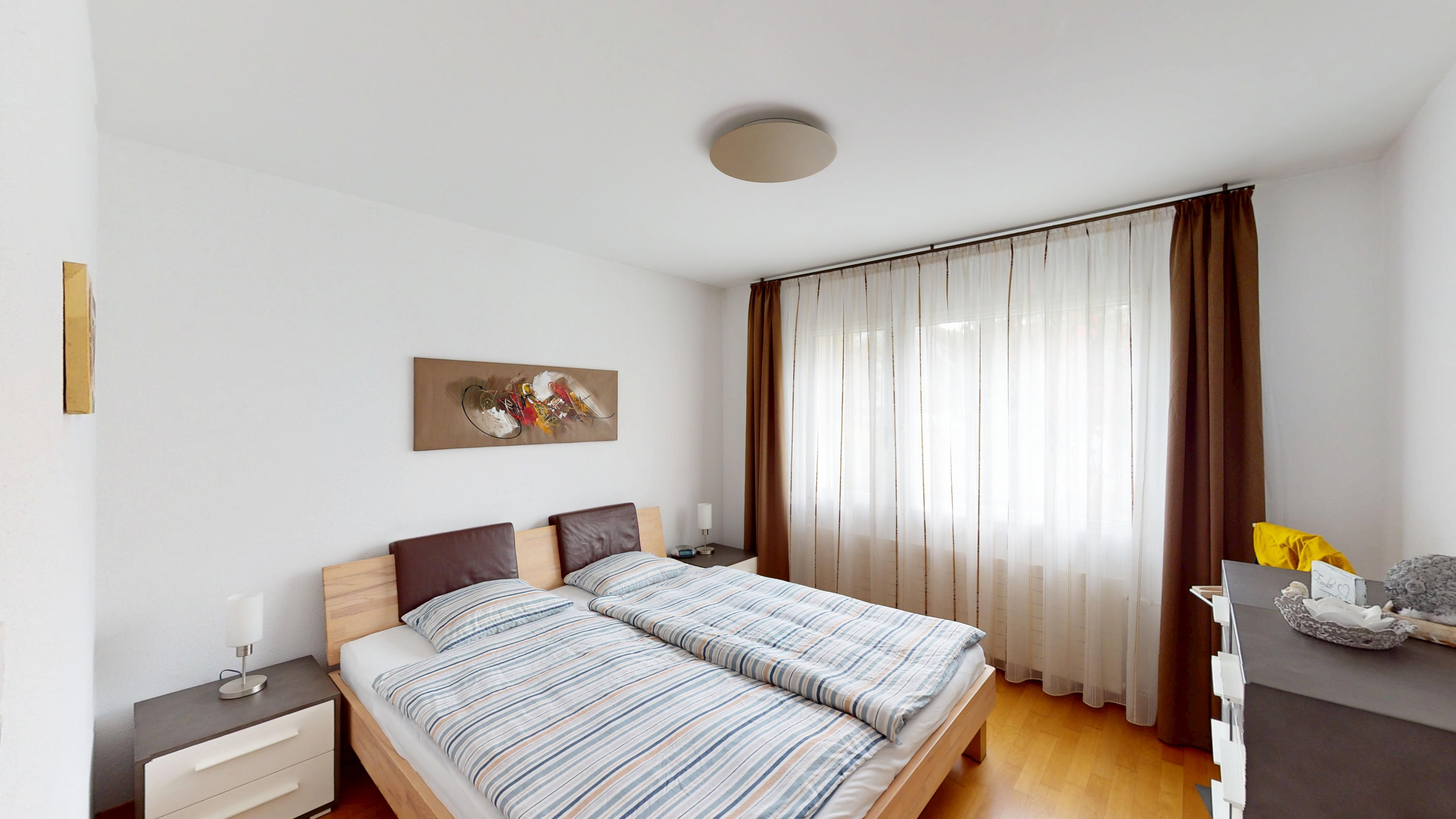 Helles Schlafzimmer mit Doppelbett