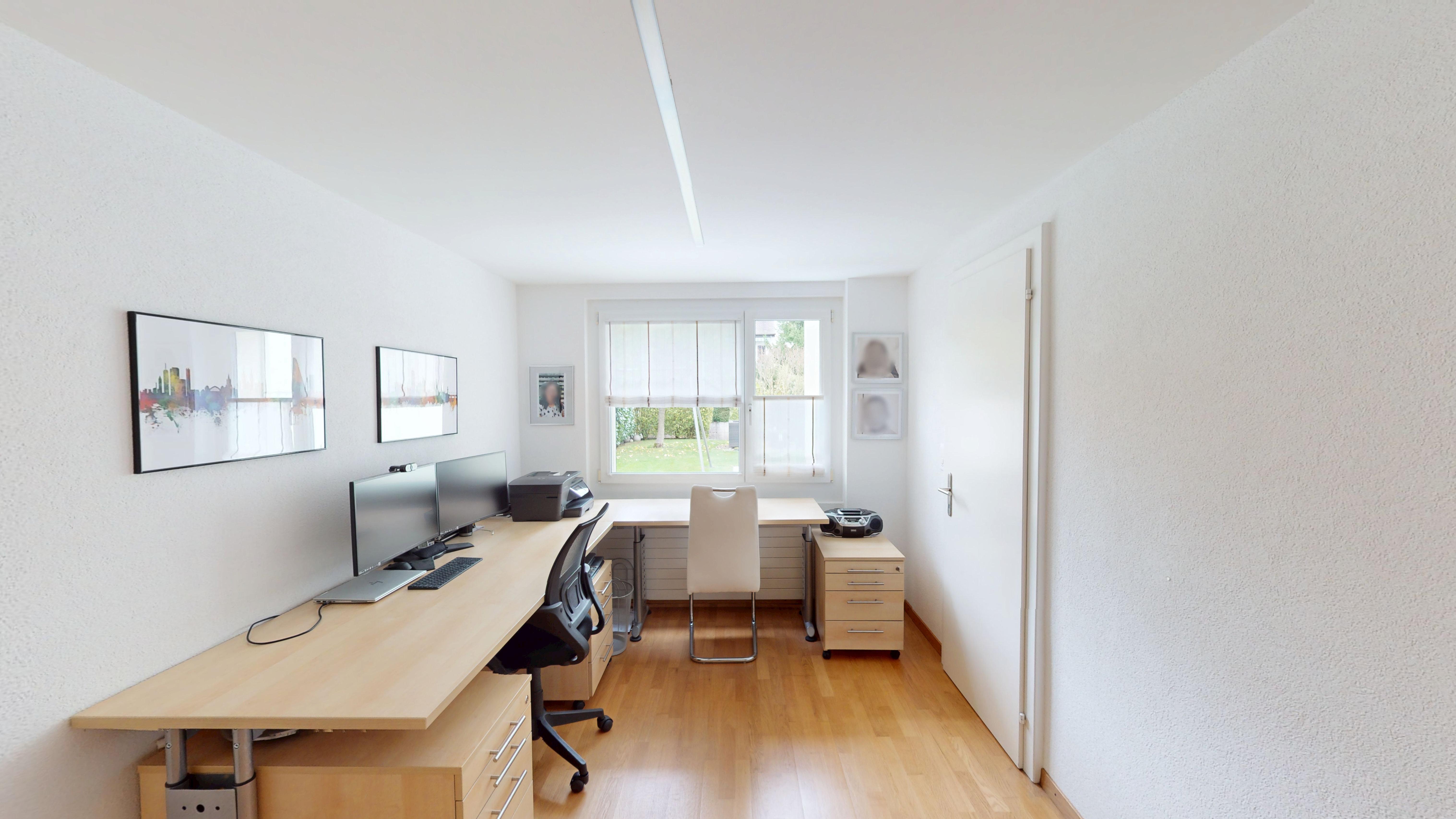 Helles Homeoffice mit Gartenblick