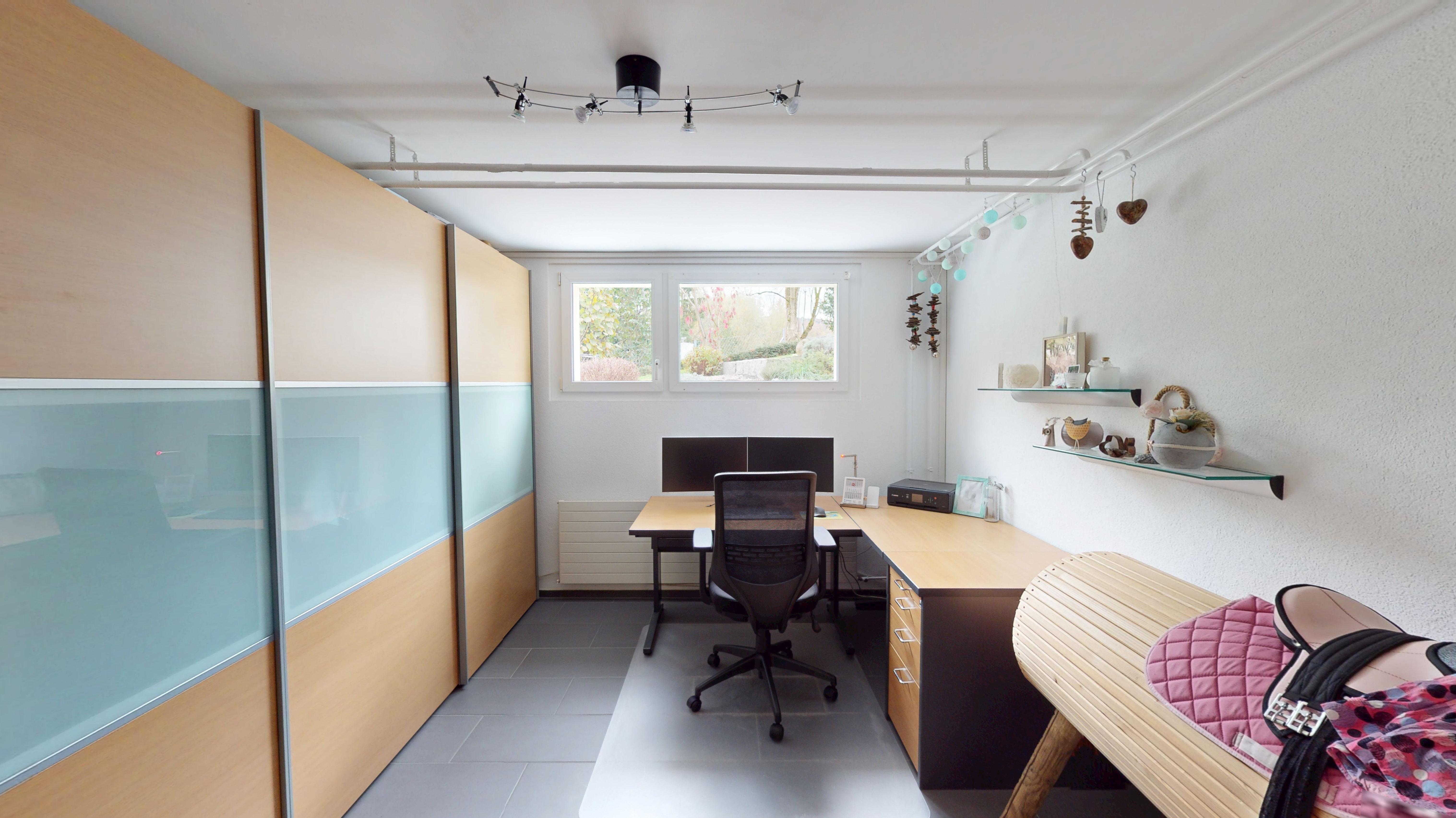 Helles Homeoffice mit großen Schränken