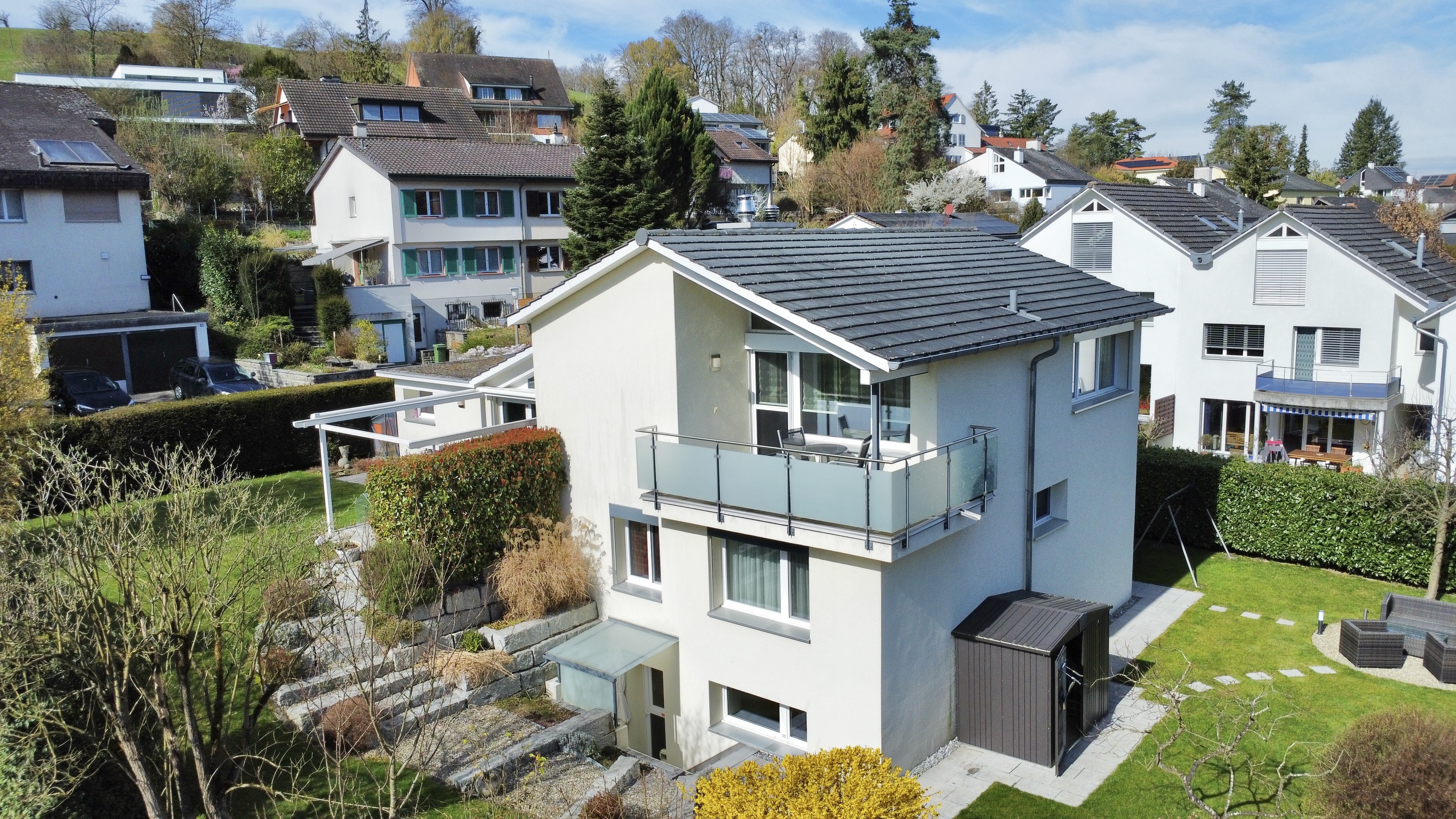 Außenansicht eines modernen Einfamilienhauses mit Garten