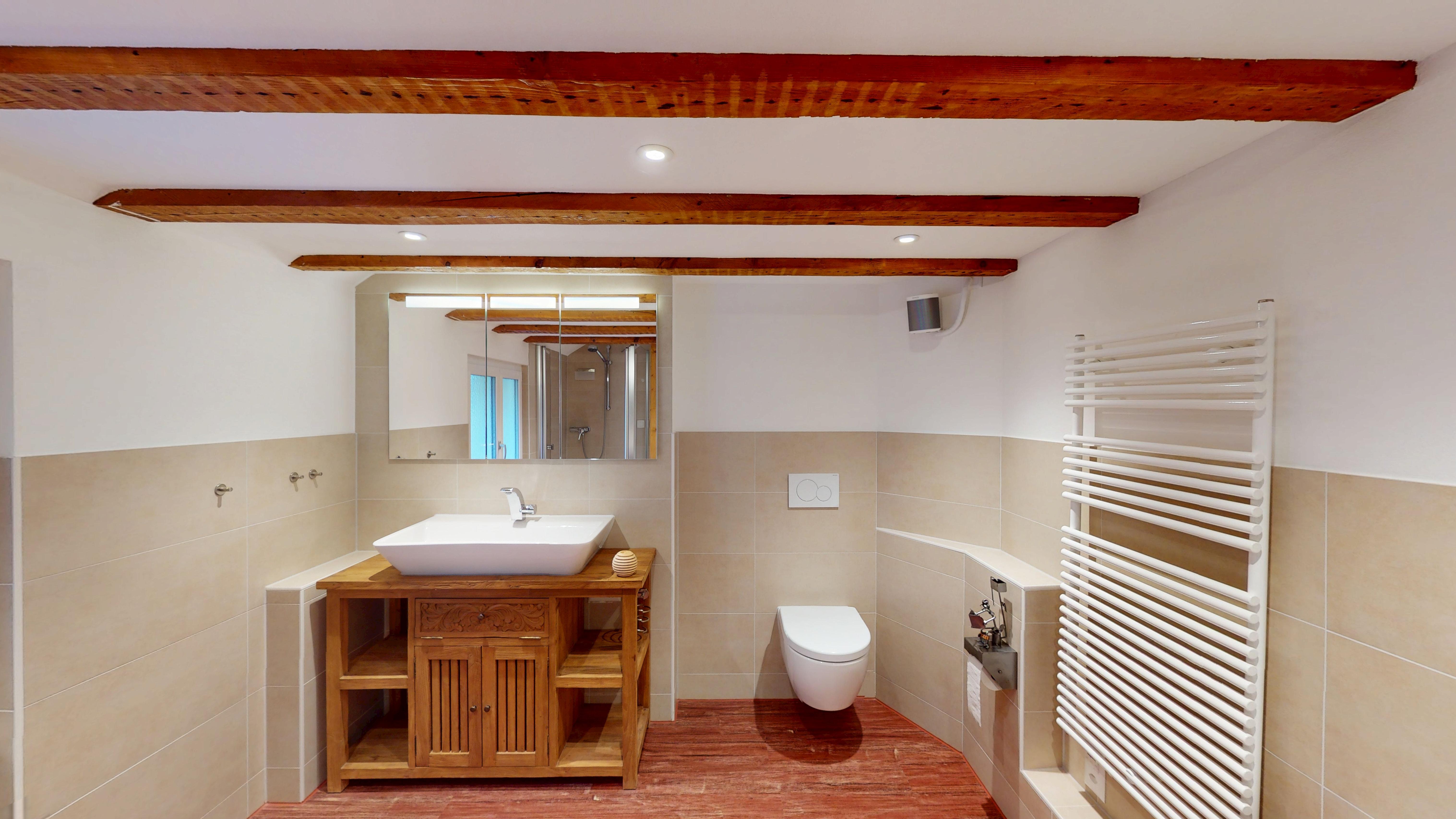 Modernes Badezimmer mit Holzwaschtisch und Wandheizkörper
