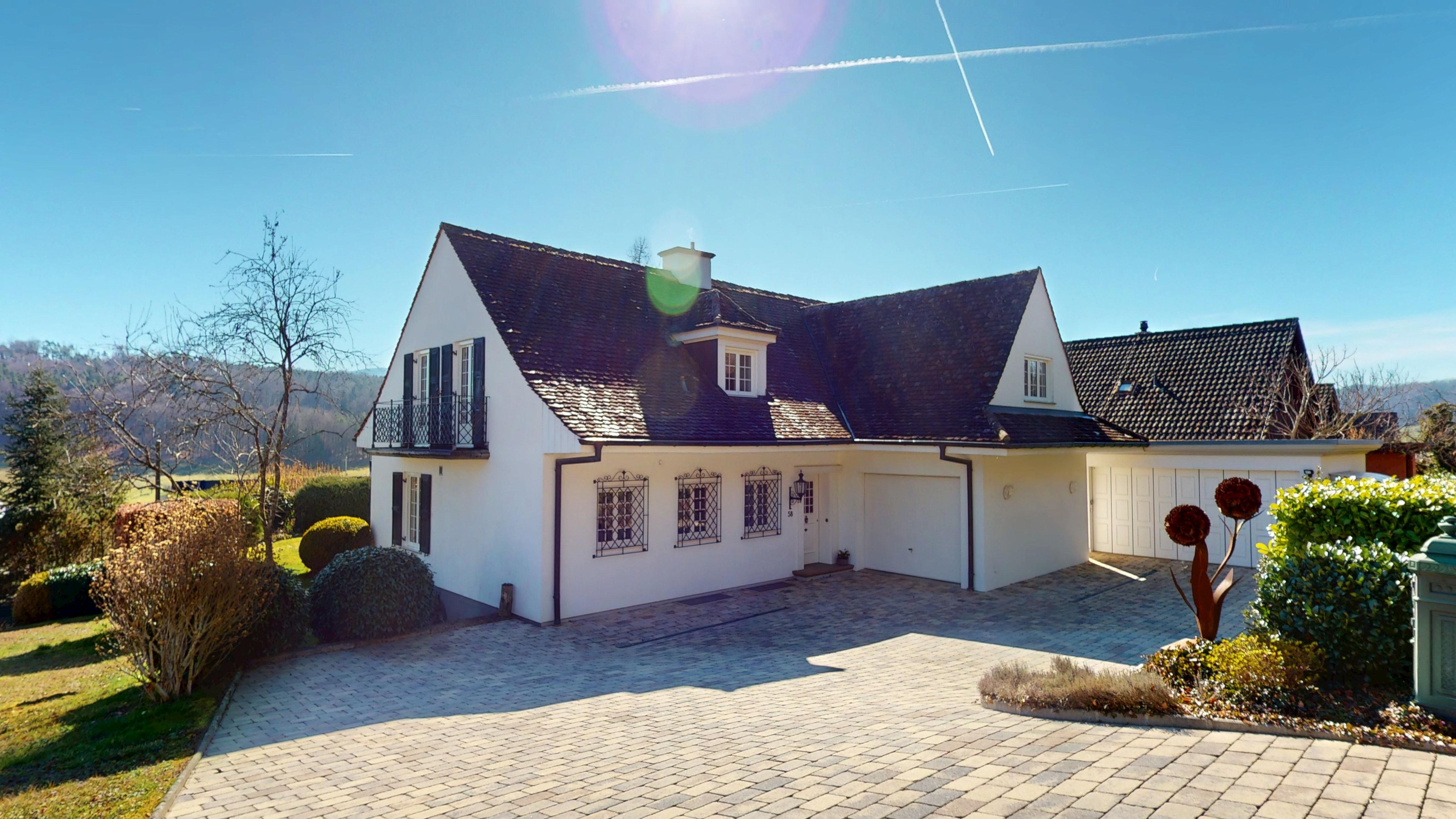 Elegantes Einfamilienhaus mit großer Einfahrt