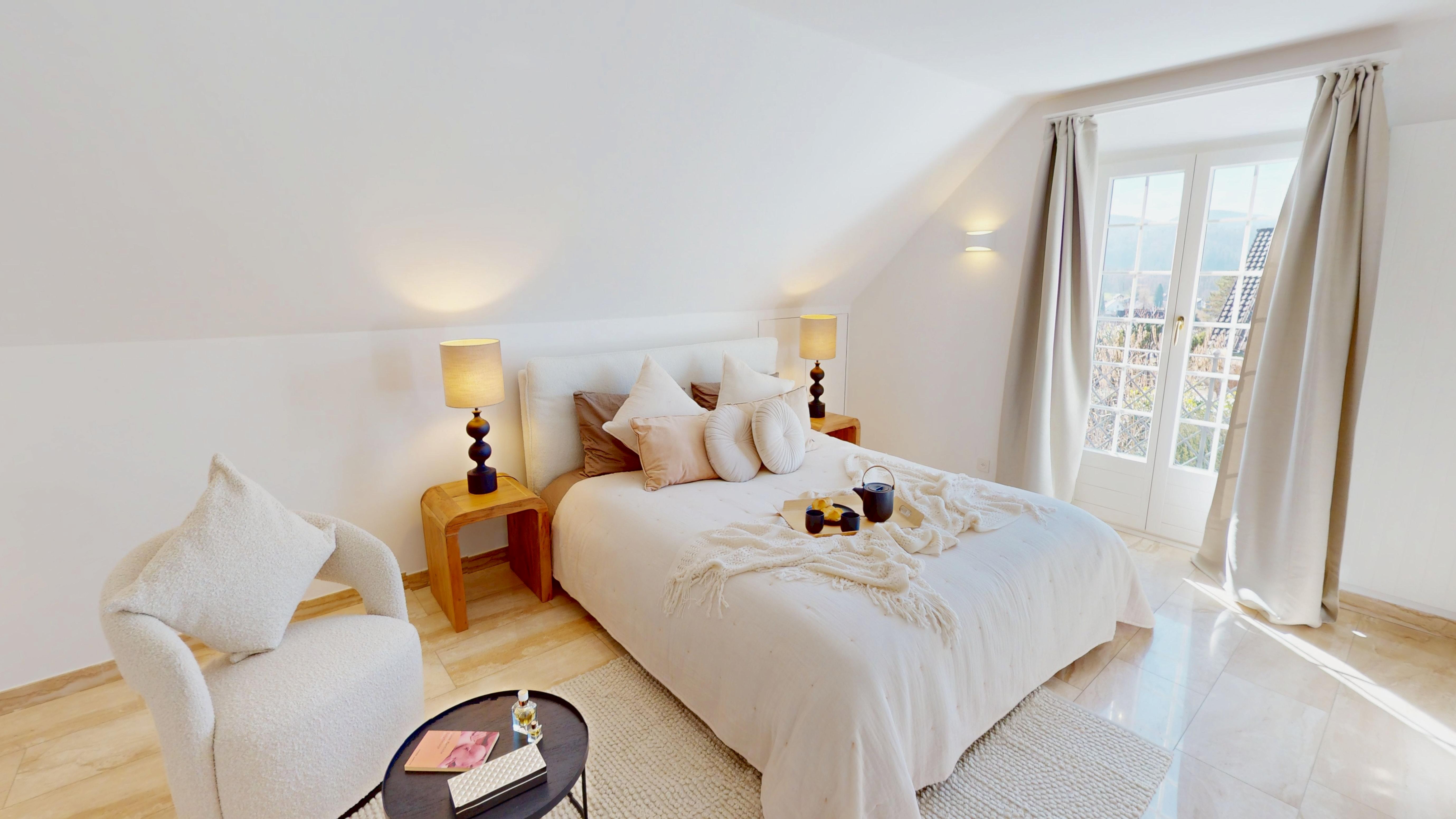 Helles Schlafzimmer mit Dachschräge