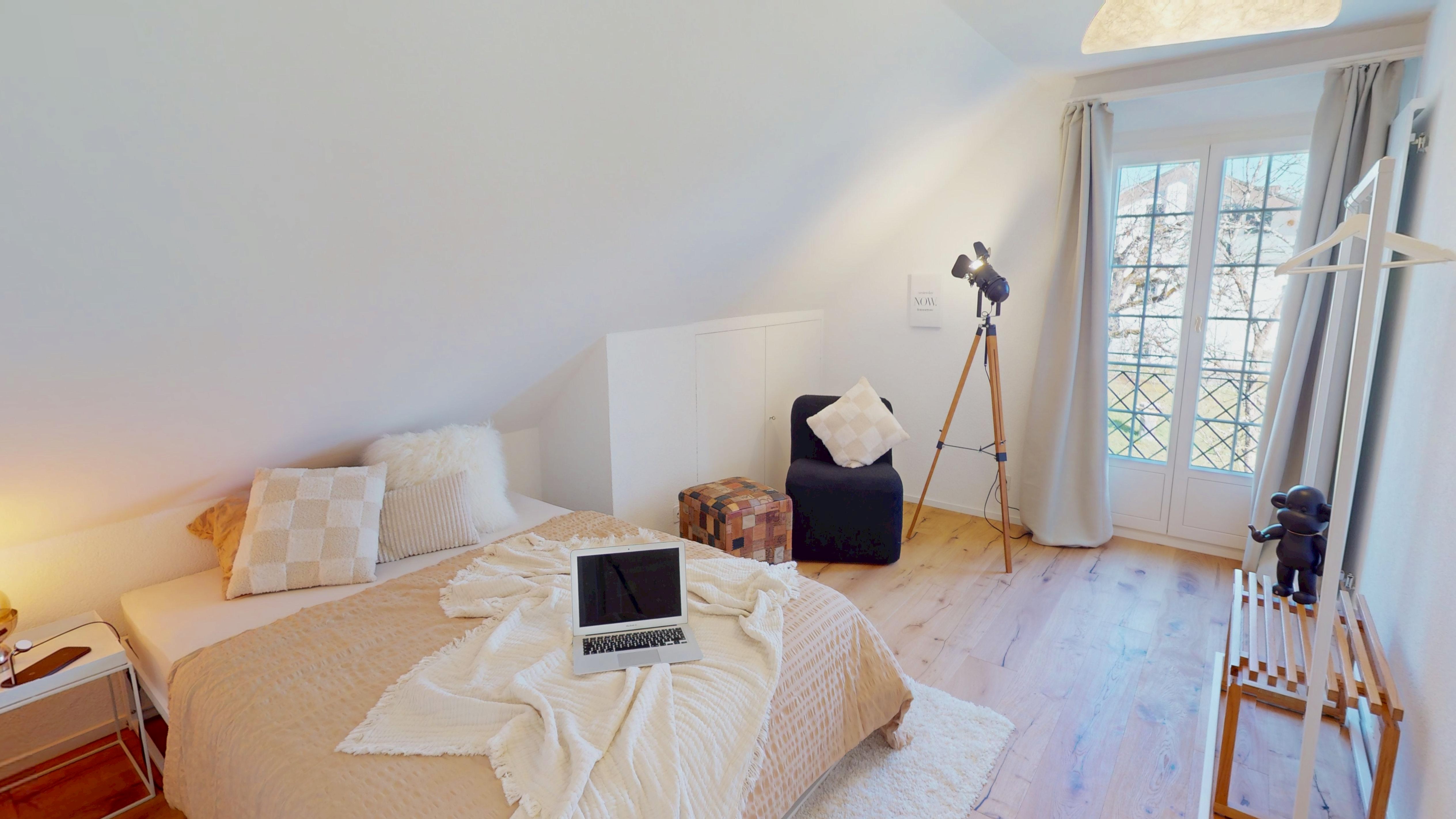 Helles Dachgeschoss-Schlafzimmer