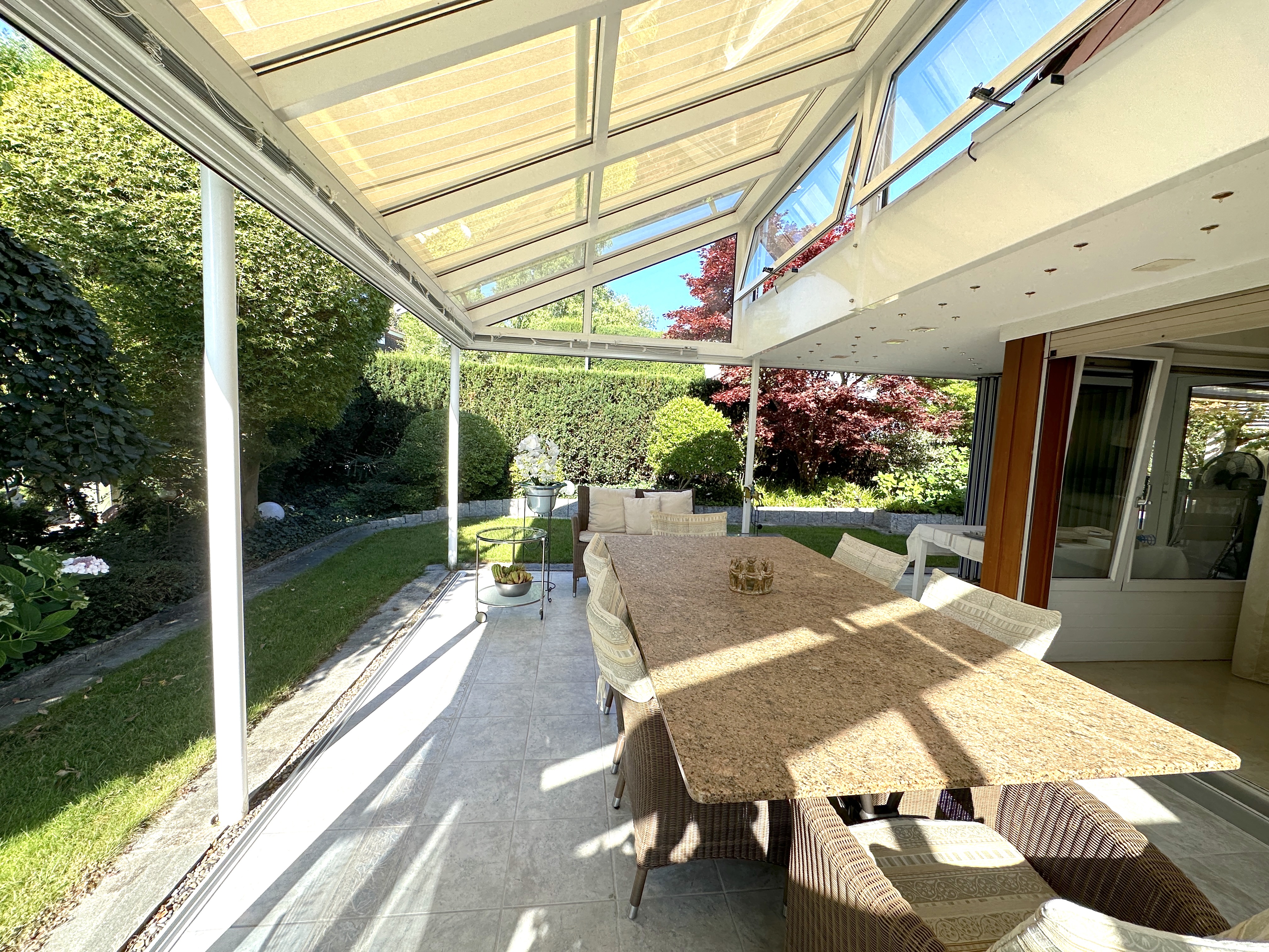 Überdachte Terrasse mit Gartenblick