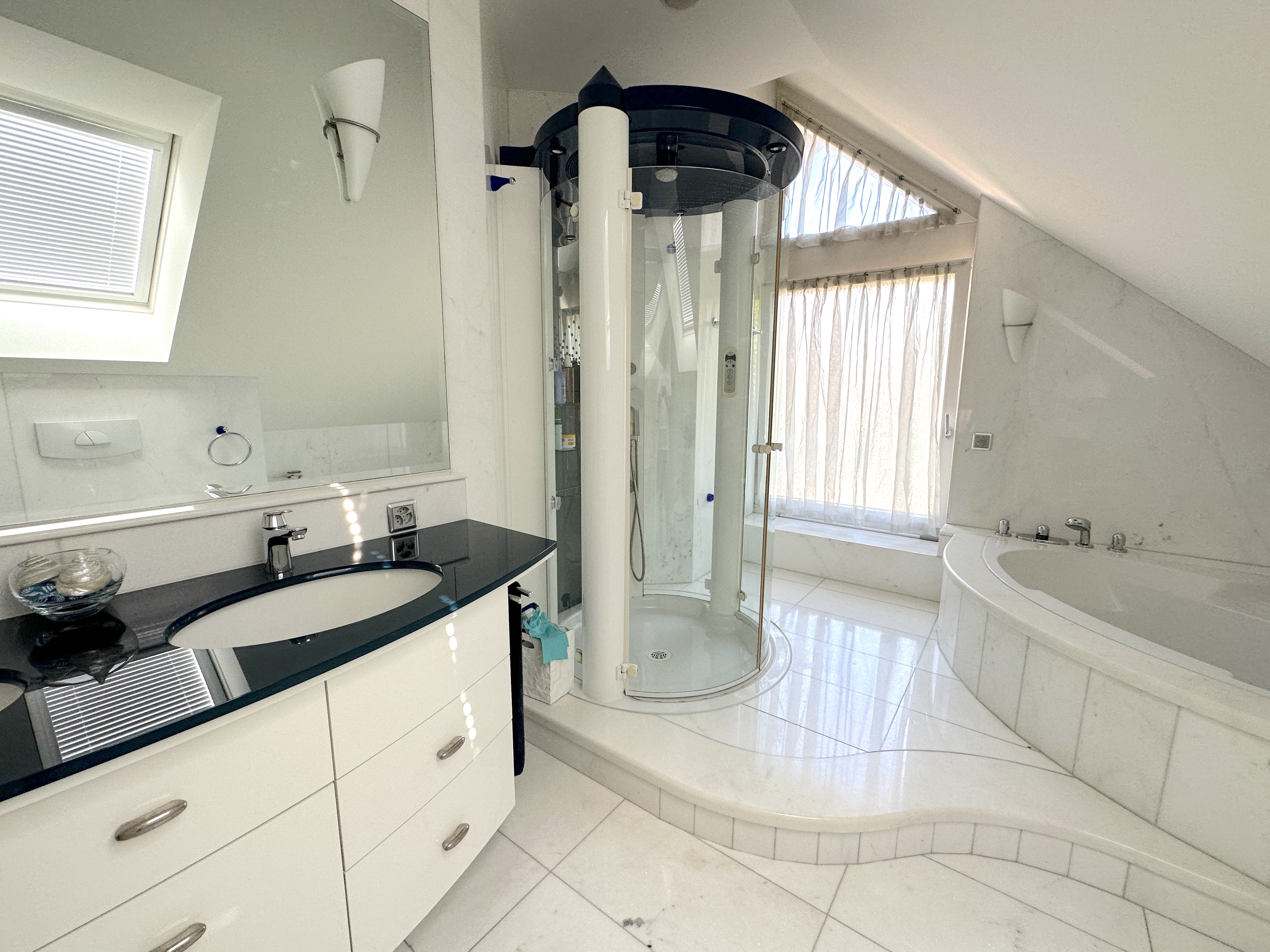 Modernes Dachgeschoss-Badezimmer mit Runddusche und Whirlpoolwanne