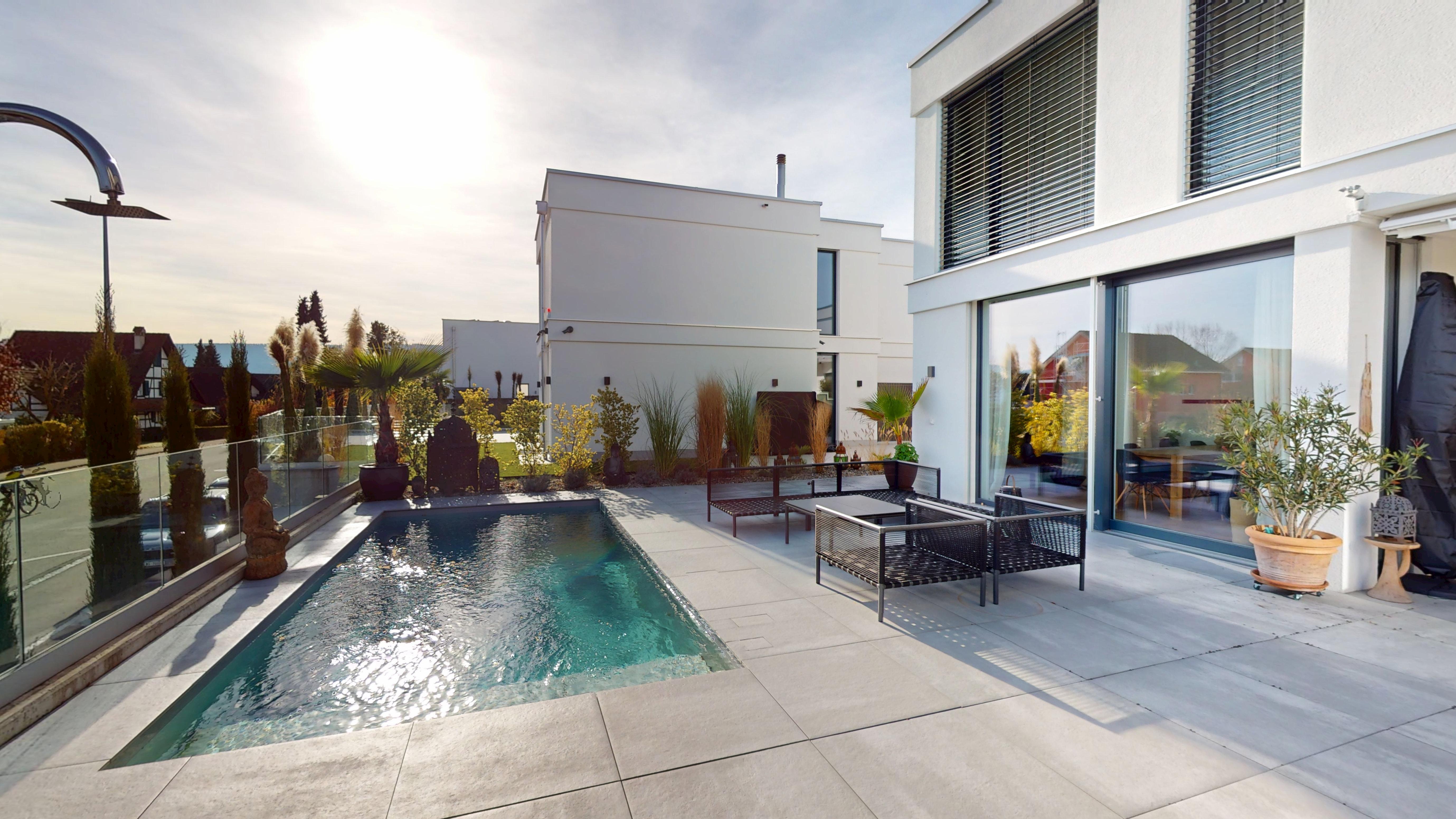 Moderne Terrasse mit Pool