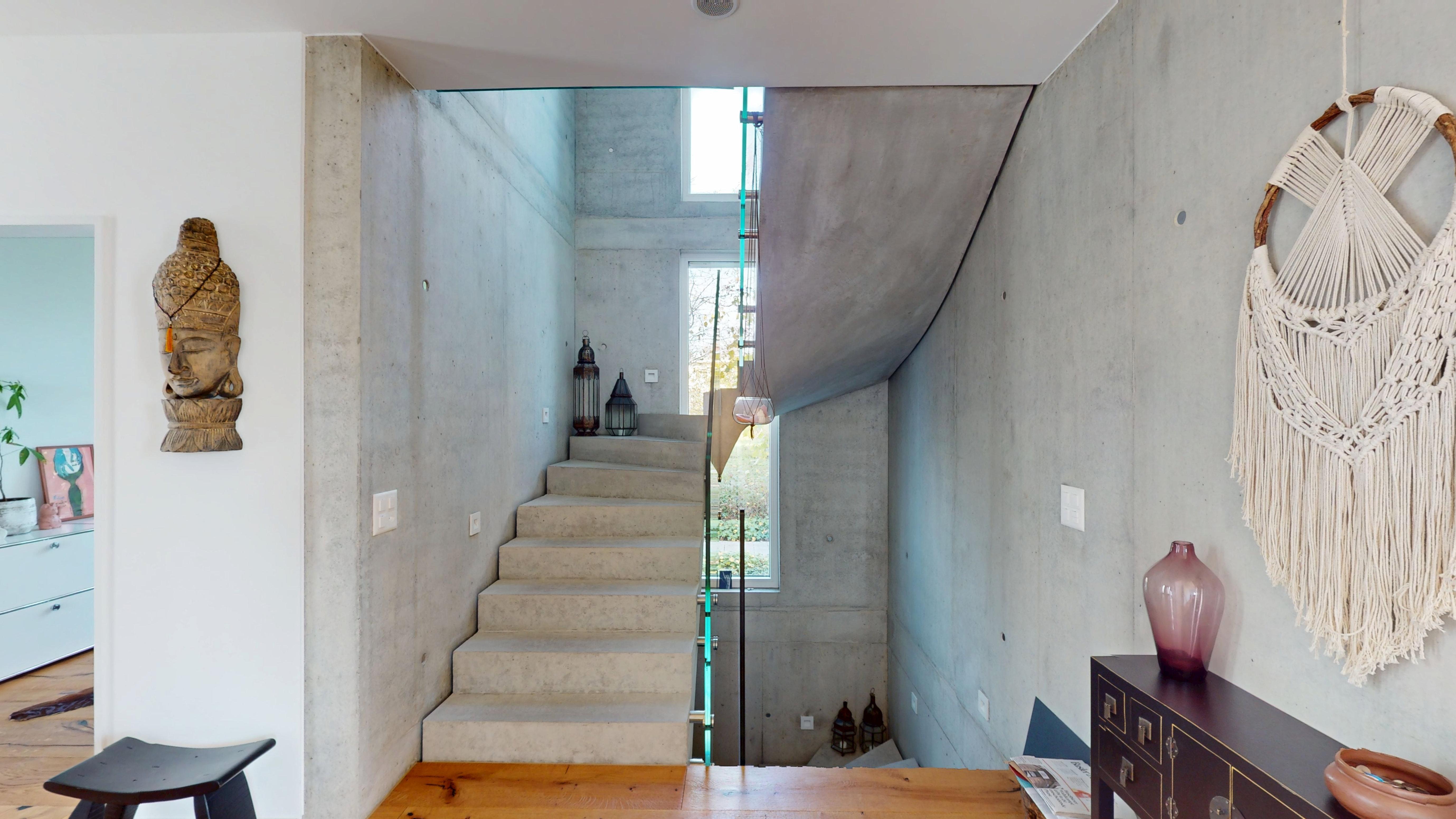 Modernes Treppenhaus mit Sichtbeton