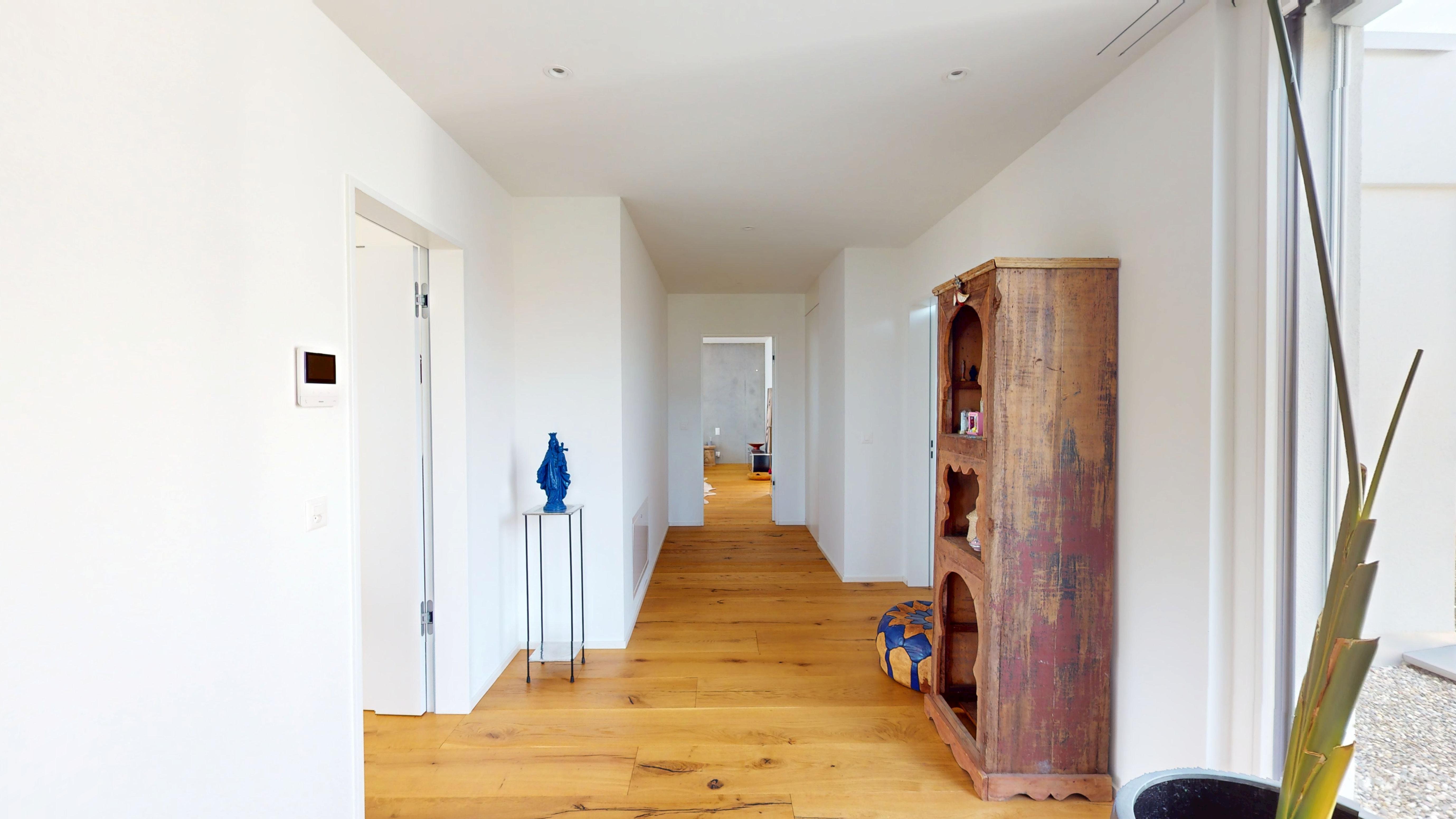 Heller Flur mit Holzfußboden und dekorativen Möbeln