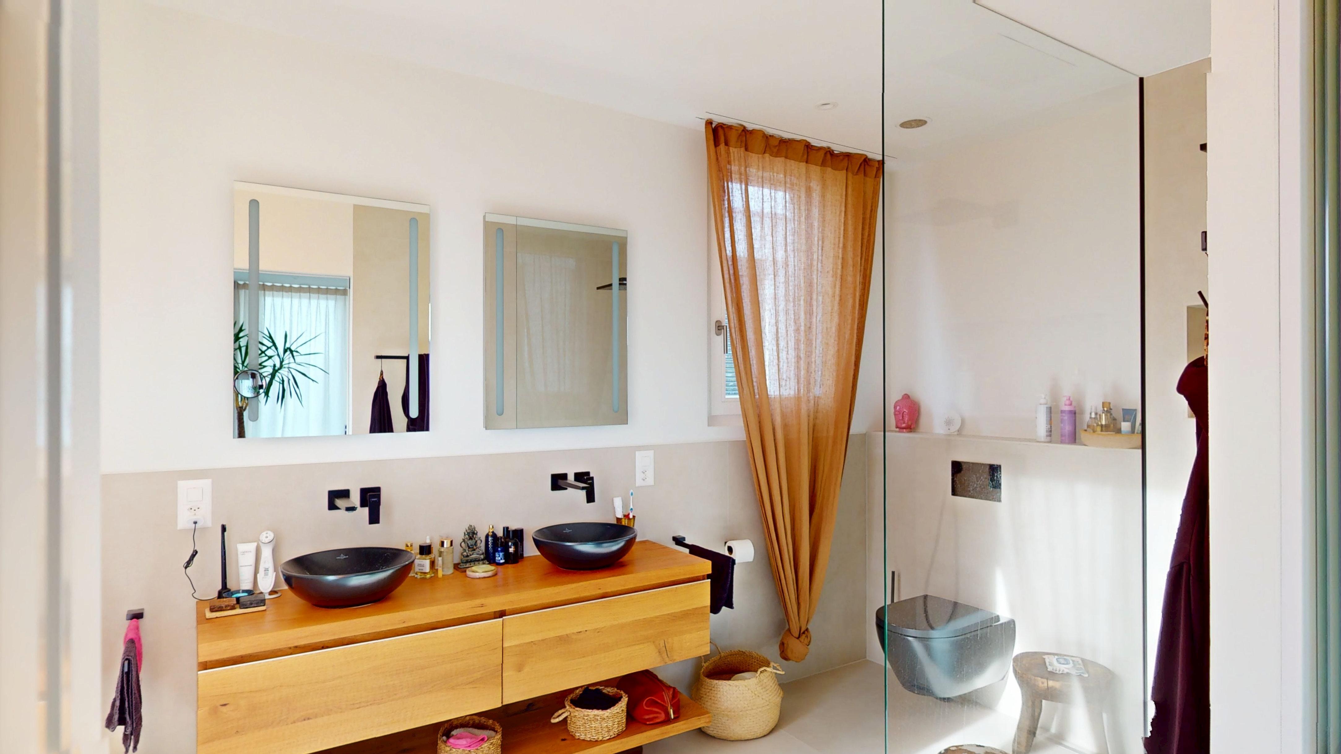 Modernes Badezimmer mit Doppelwaschtisch und Duschbereich