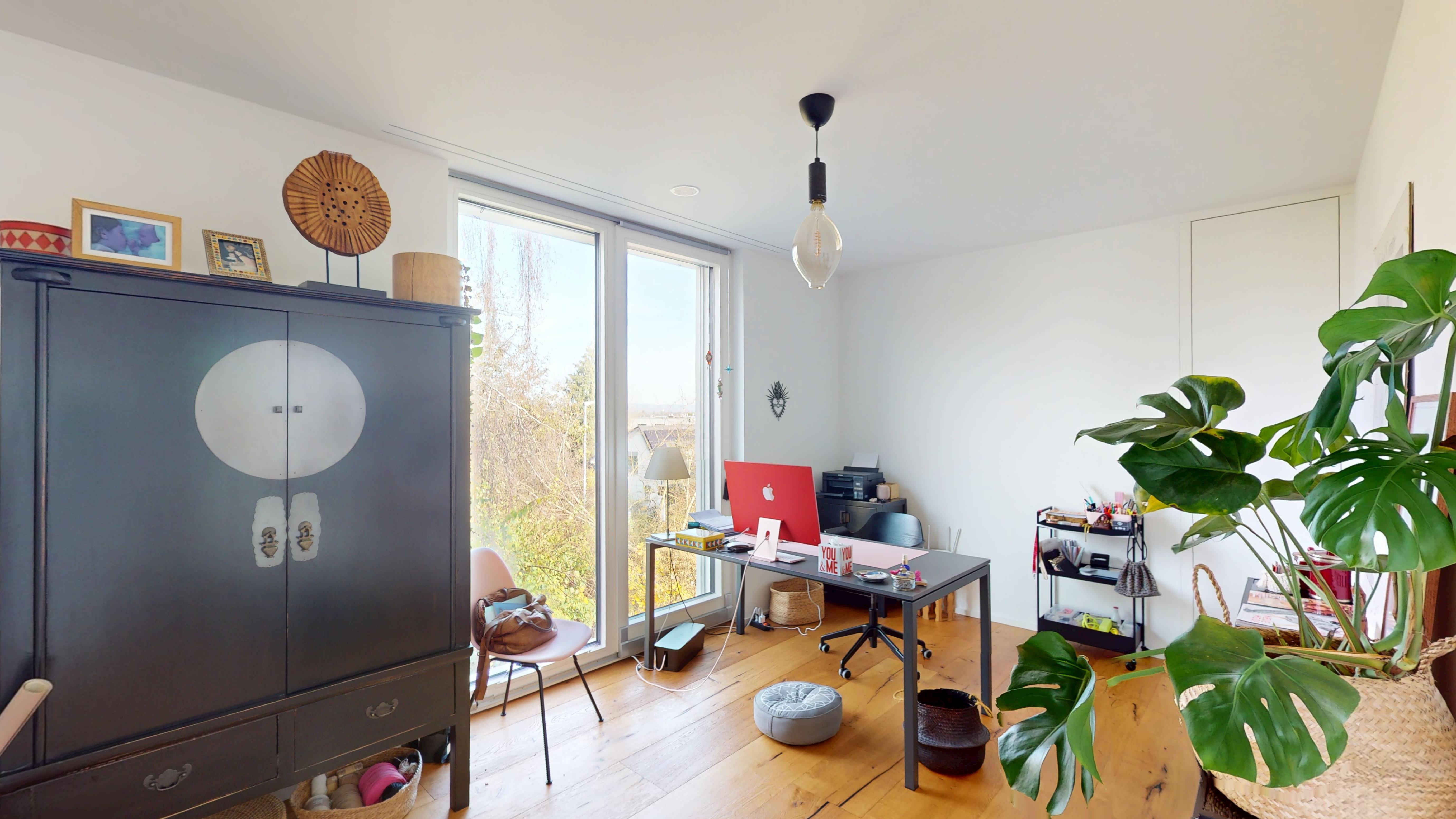 Helles Arbeitszimmer mit großer Fensterfront