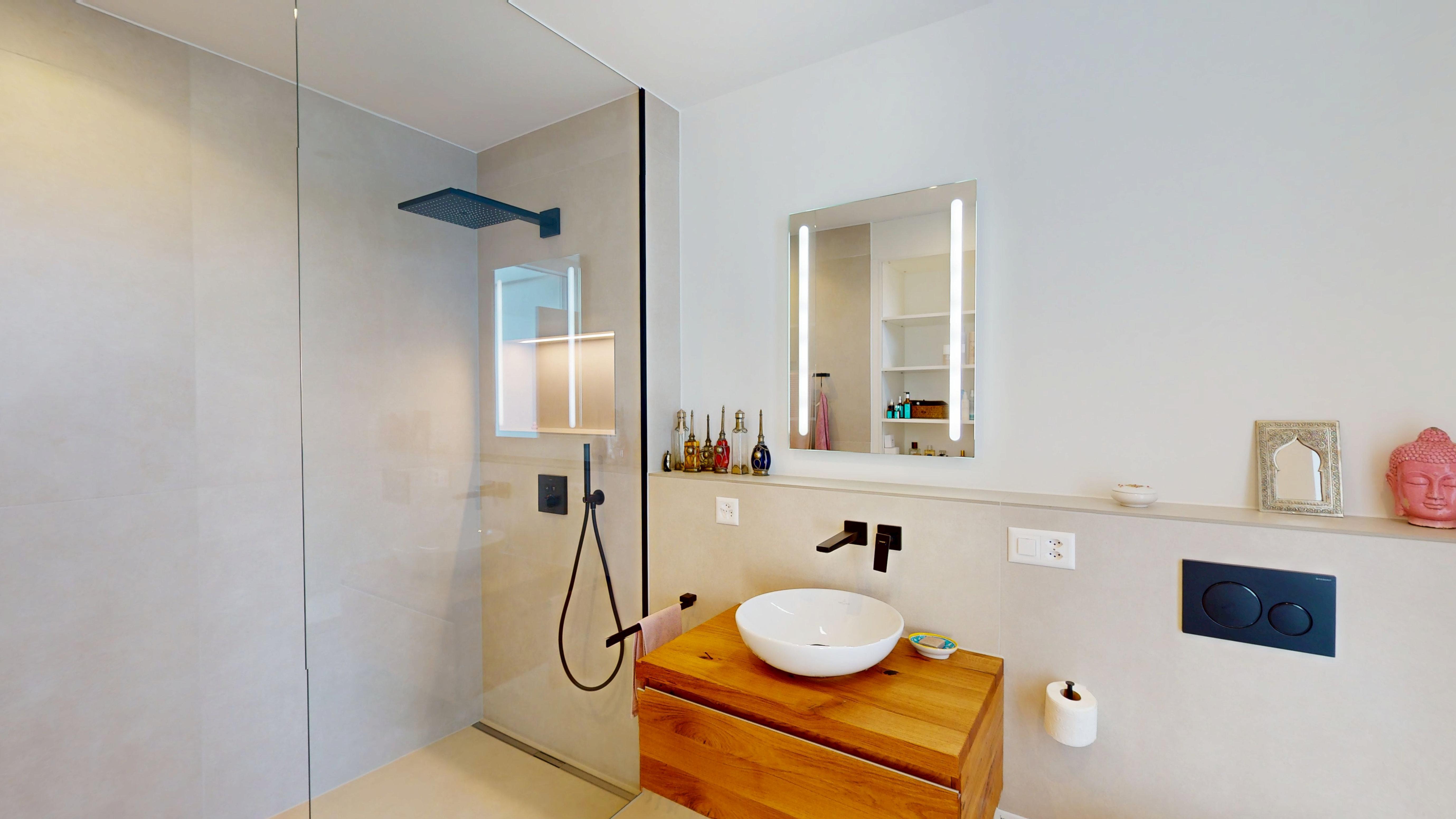 Modernes Badezimmer mit Walk-in-Dusche und Holzwaschtisch