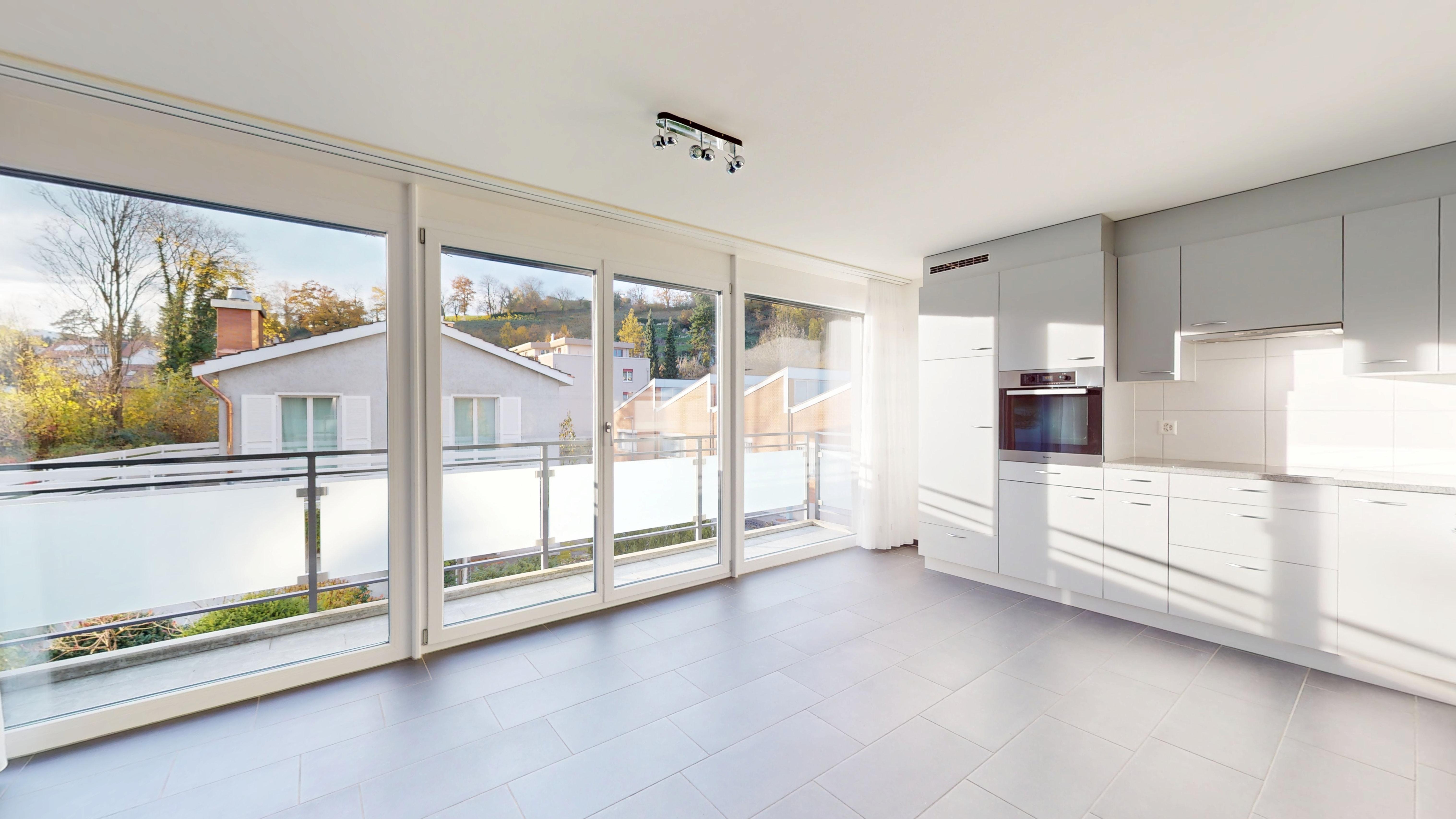 Attraktive 3,5-Zi.-Wohnung mit Balkon, Lift und Tiefgarage – Laufen