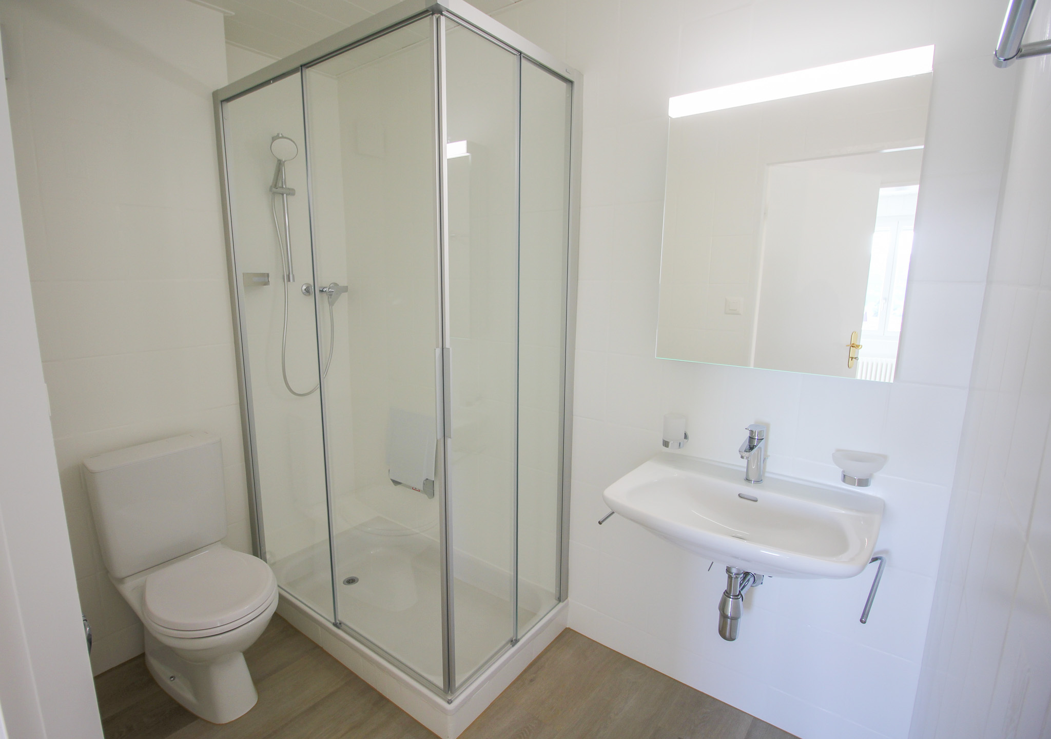 Modernes Bad mit Dusche, WC und Waschtisch