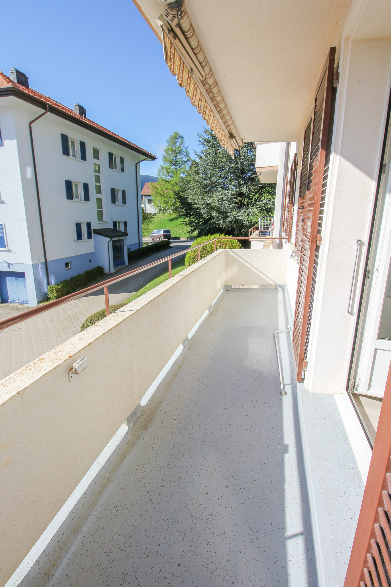 Balkon mit Blick auf Wohnanlage