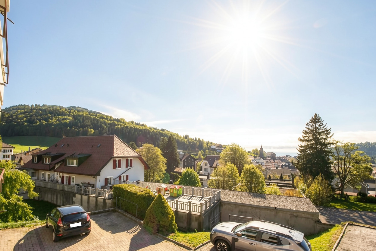 Heller Ausblick über Wohnhäuser und Landschaft