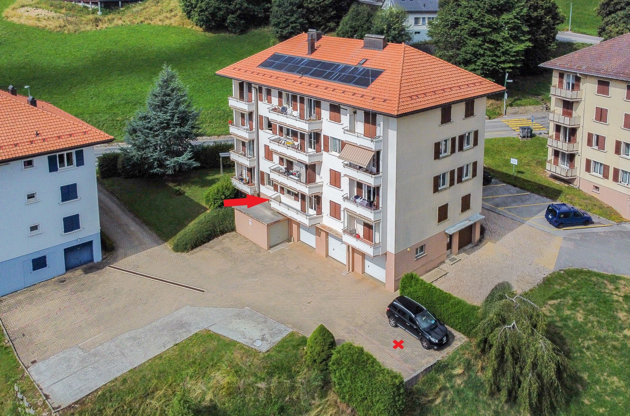 Mehrfamilienhaus mit Dachsolaranlage