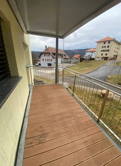 Überdachter Balkon mit Blick auf Wohnhäuser